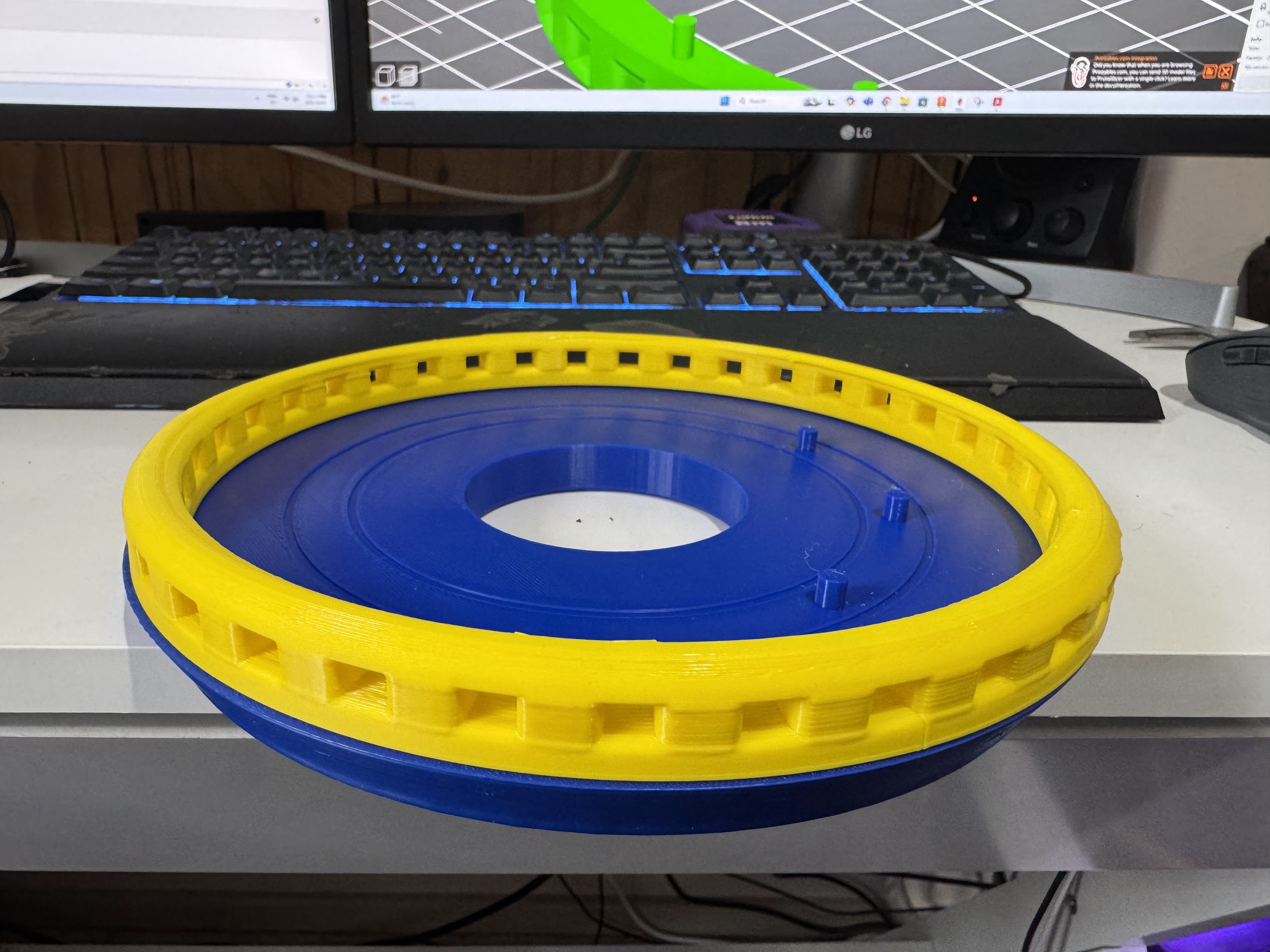 More sturdy railing "With Pins" for "Tower for Patrollers with Paws" by @kth0
