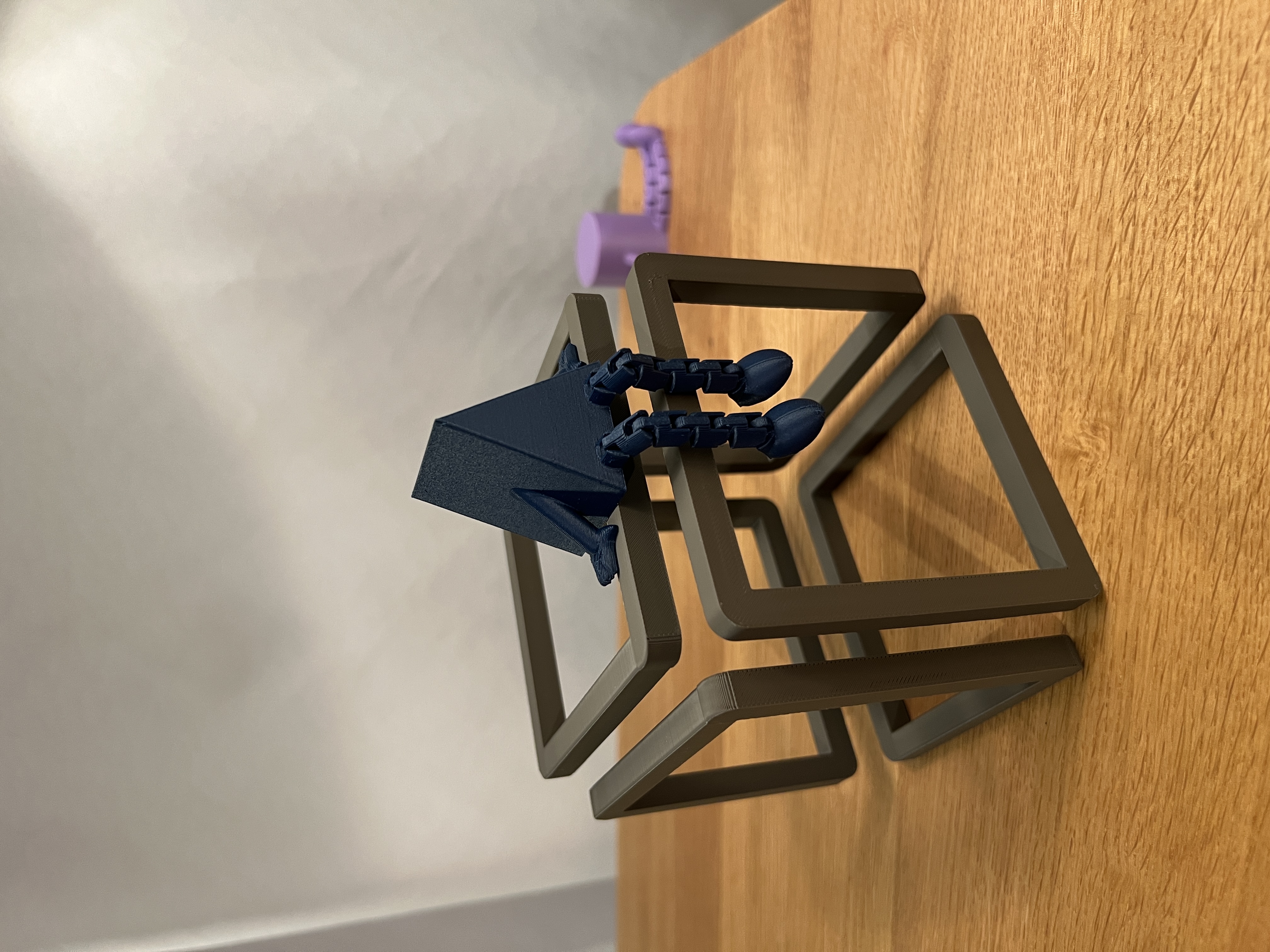 Articulated Triangular Prism Buddy — miniatura 3