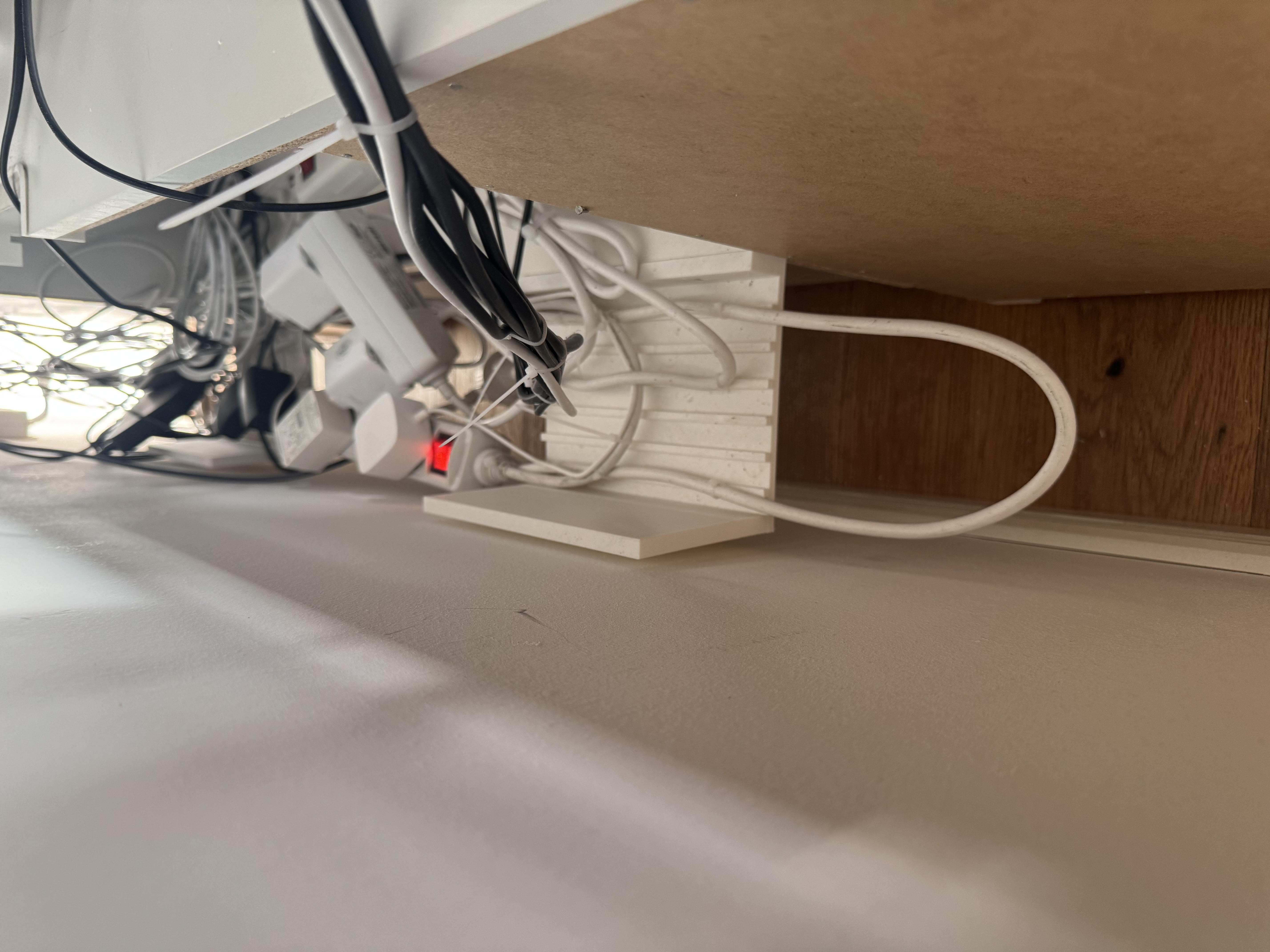 Kabeltraverse für IKEA Siedeboard