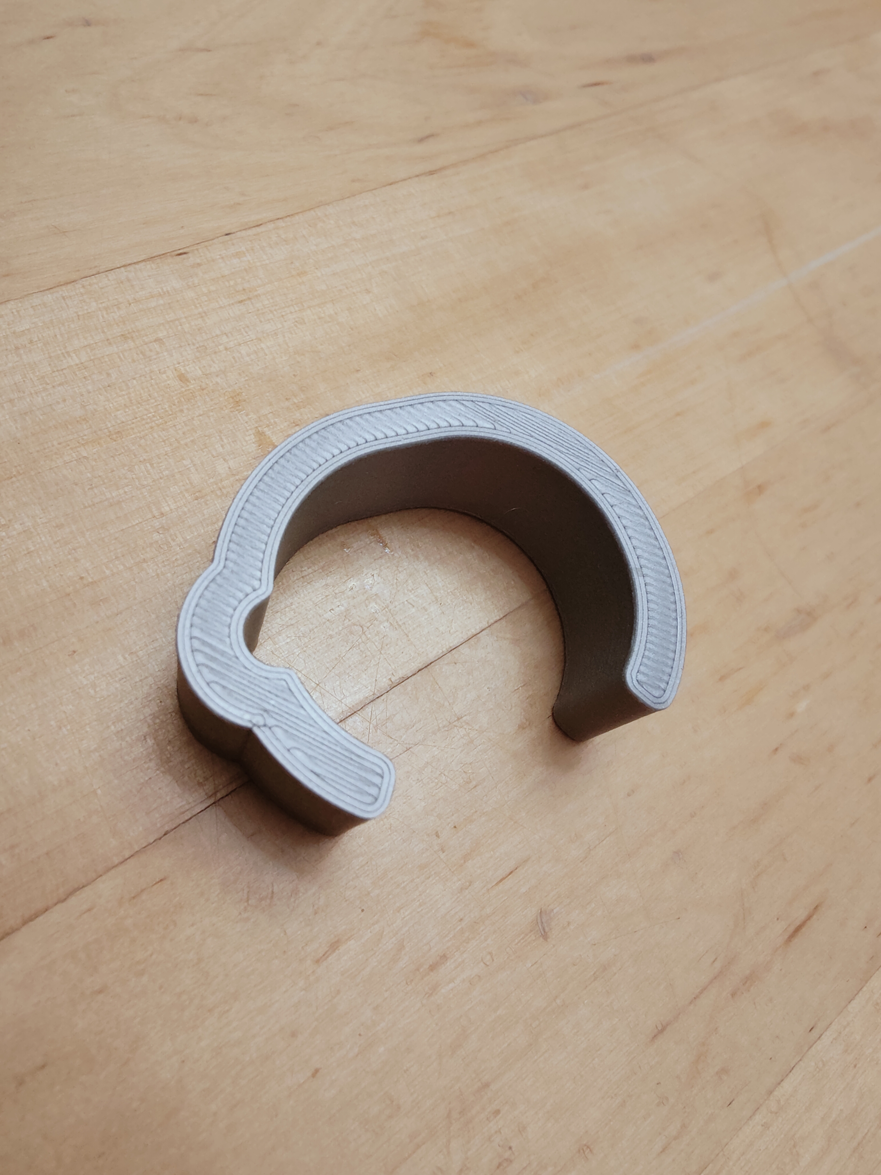 Clip for the throttle lever on a lawn mower