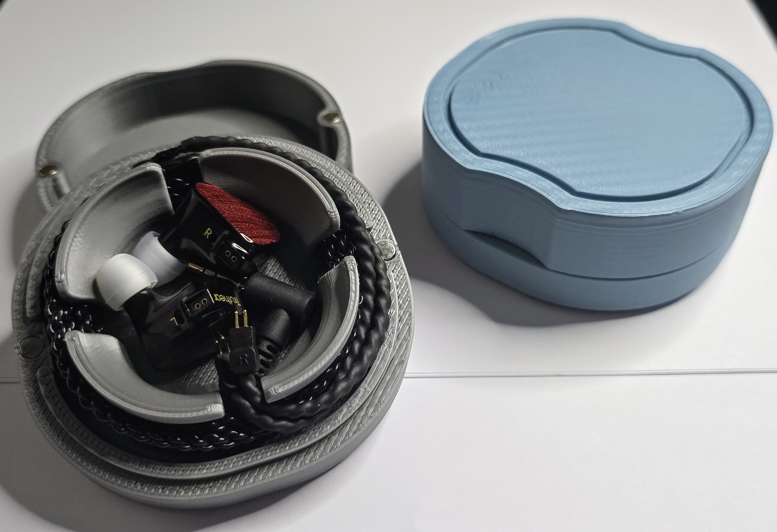 STACKABLE EARPHONE LAPEL MICROPHONE CASES — thumbnail 4