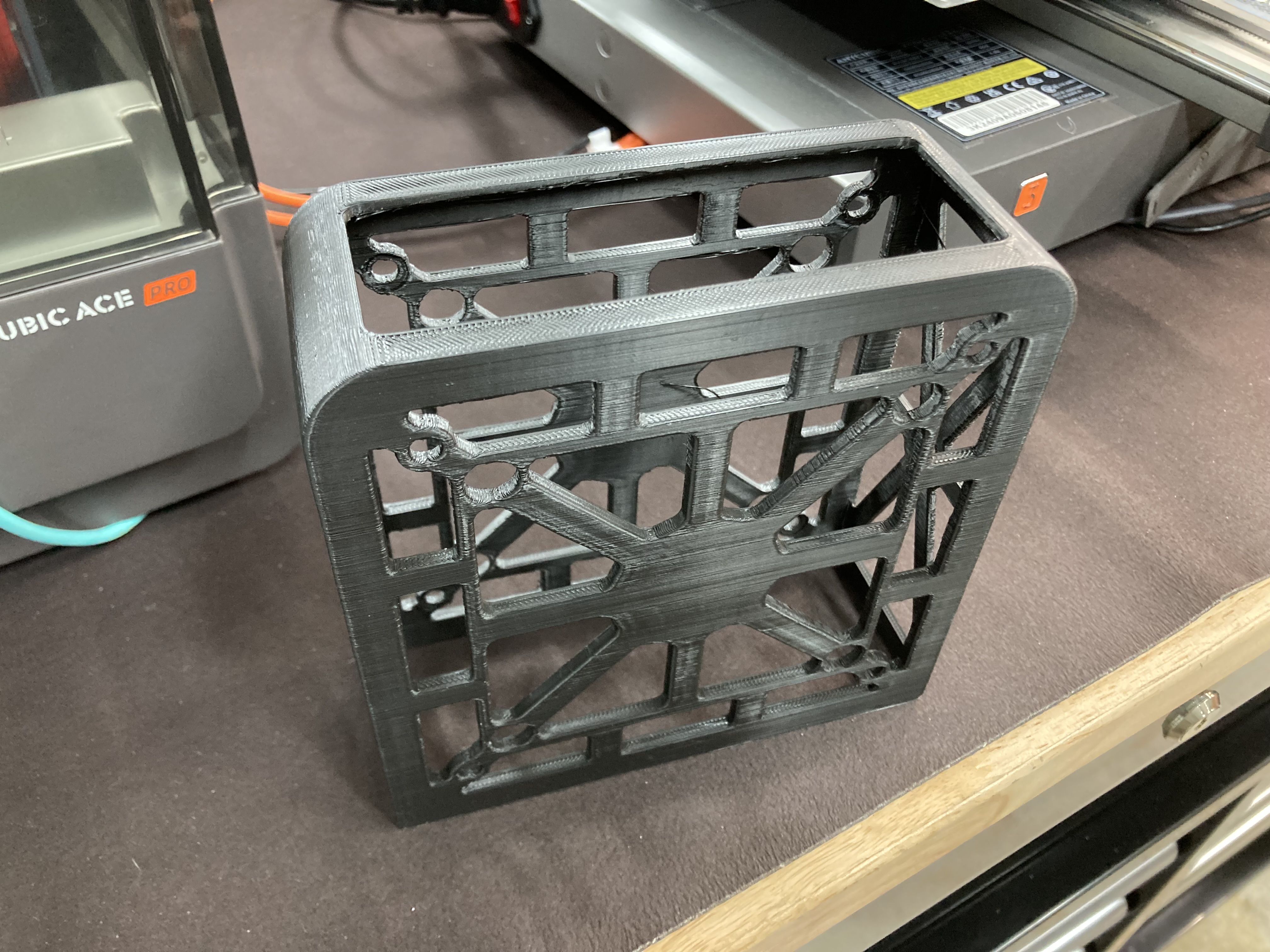 Miniatura 2 do modelo 3D Mini Computer Holder
