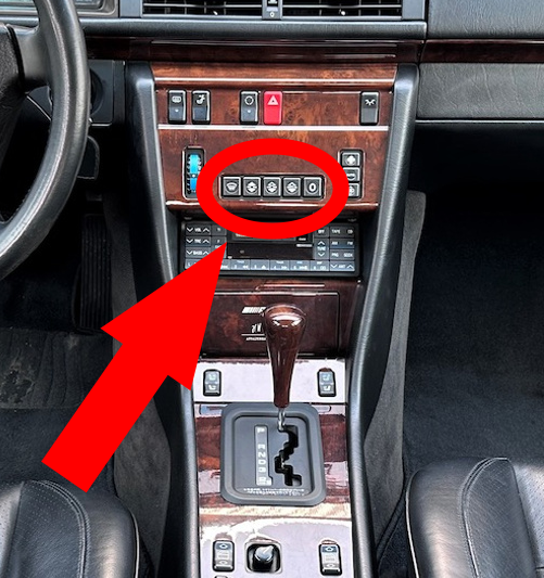 Mercedes E420 Button mounting clip