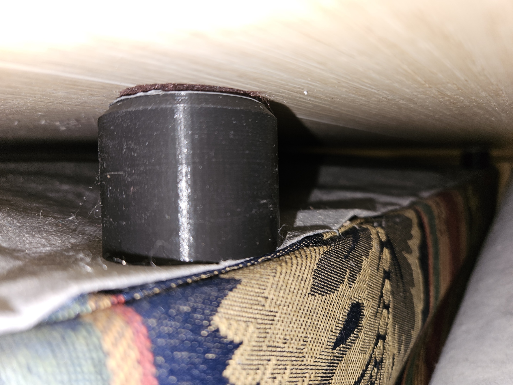 Basic round press in sofa leg