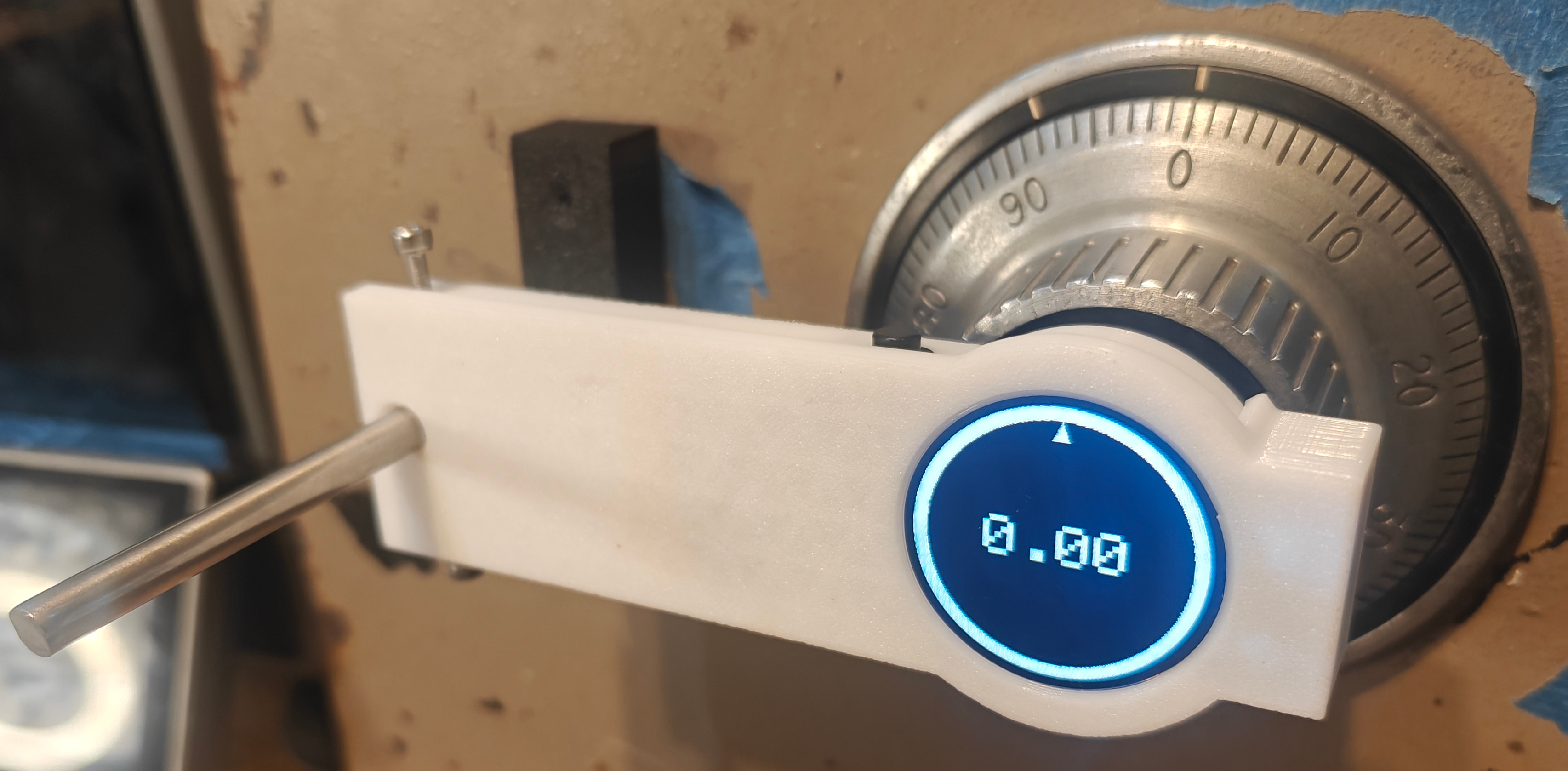 Safe manipulation digital dial magnifier