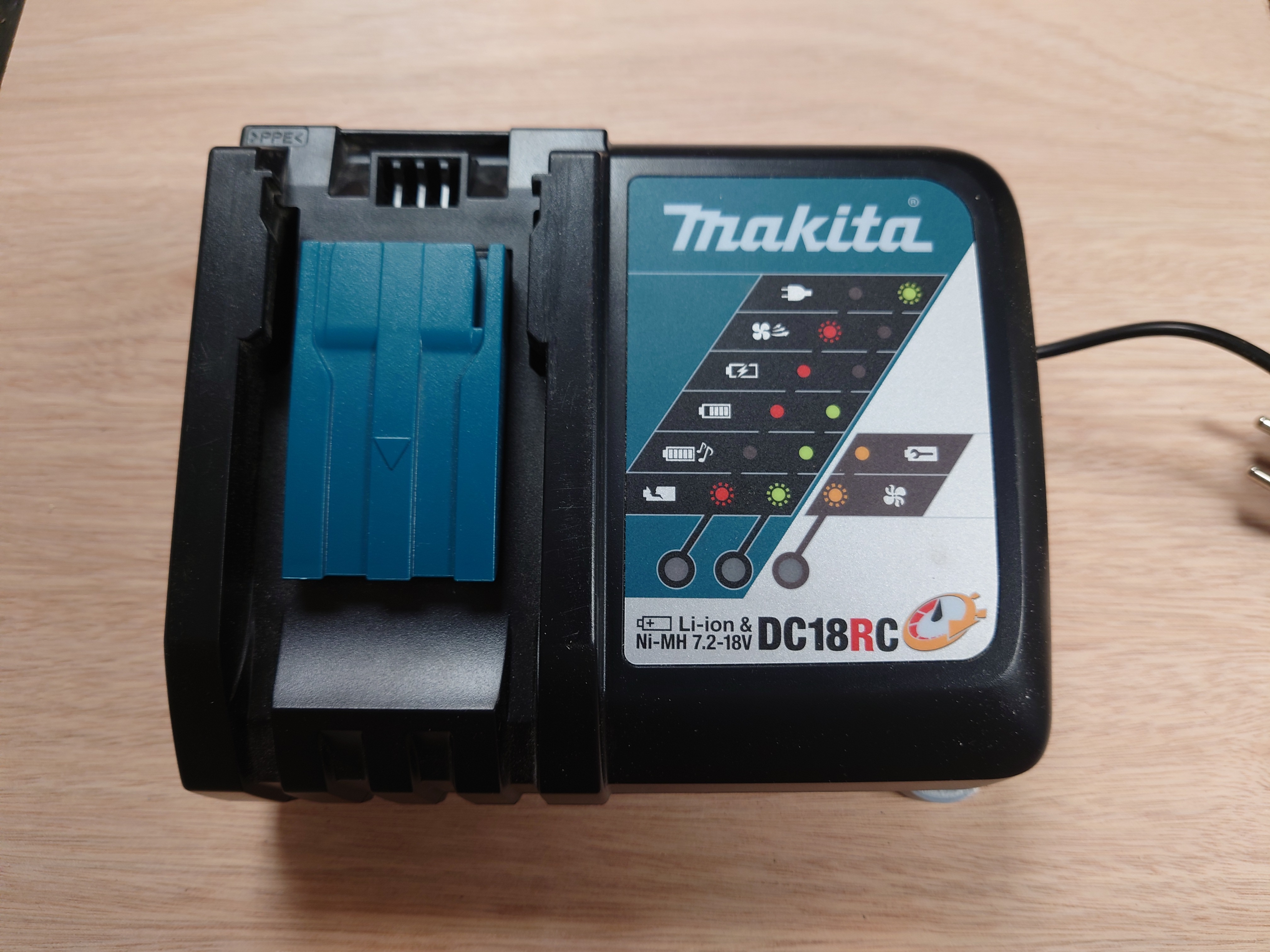 Makita charger wall mount (easy removable)