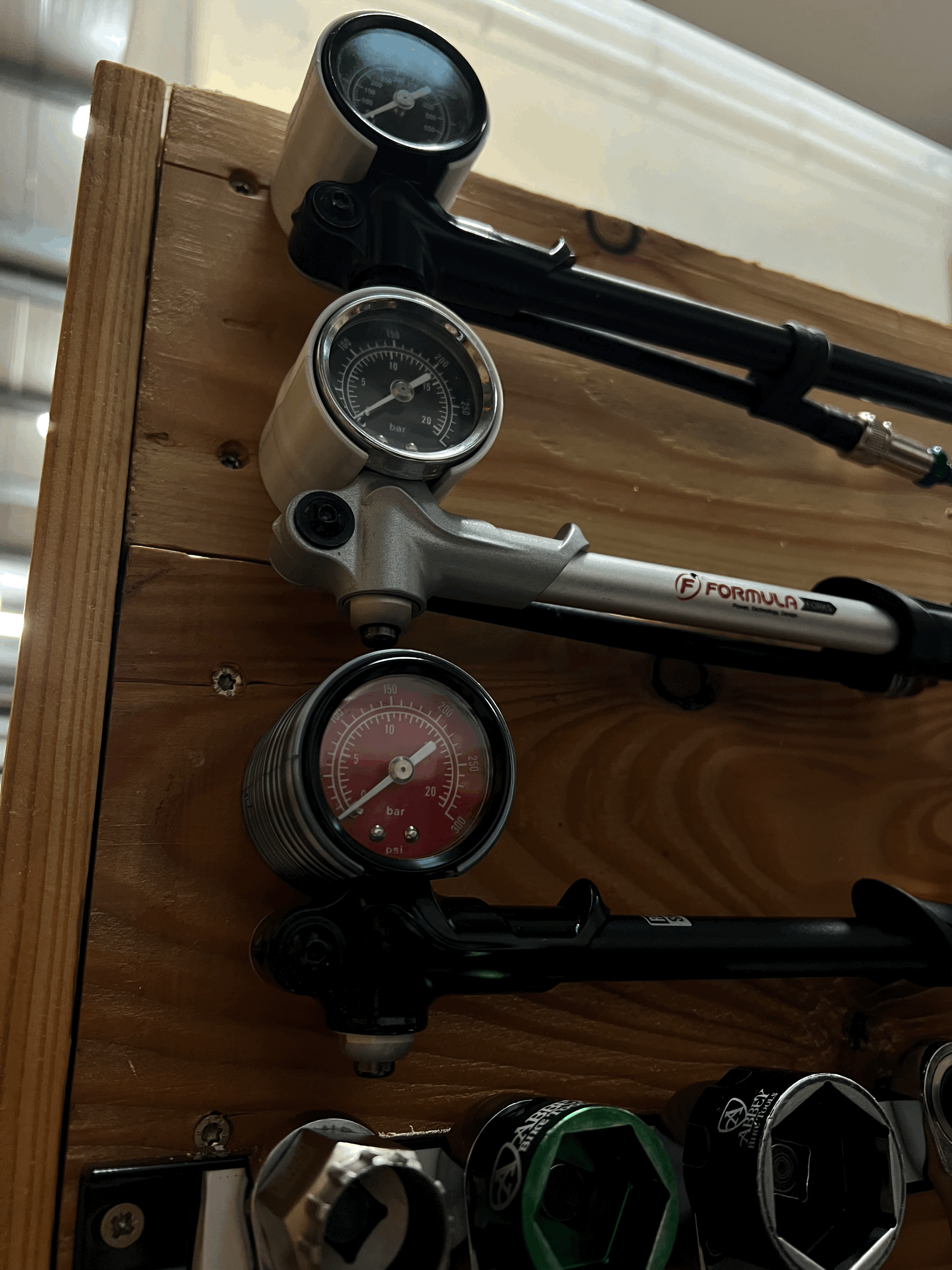 STS Shock Pump Tool Wall Holder