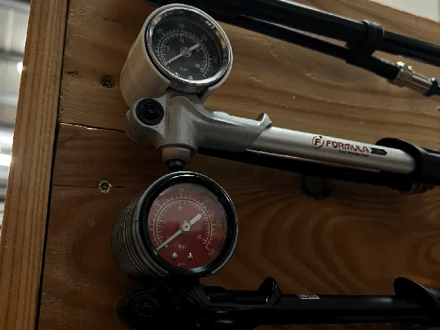 STS Shock Pump Tool Wall Holder