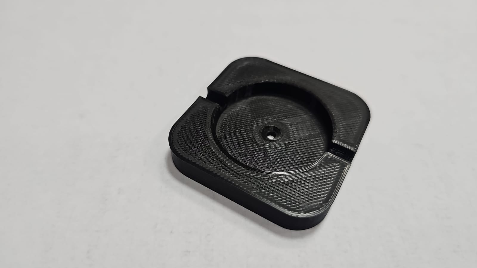 Die plate for sealer