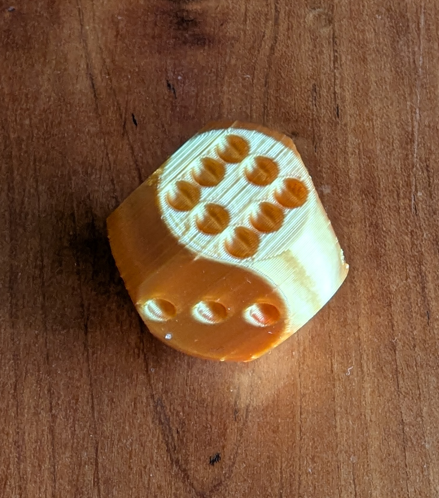 Pipped 8-sided rounded die