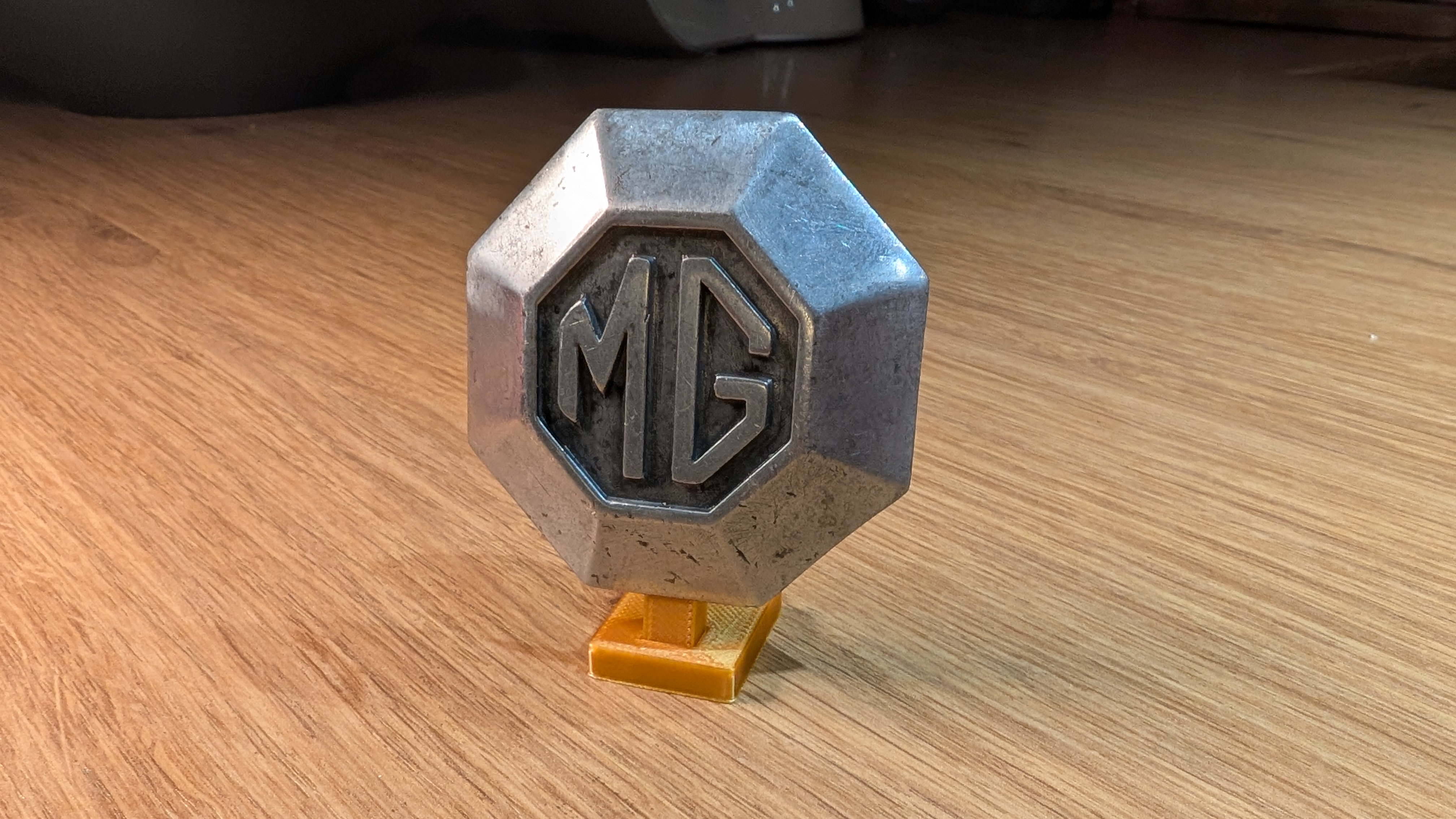Stand for the MG TD Wheelhub Badges