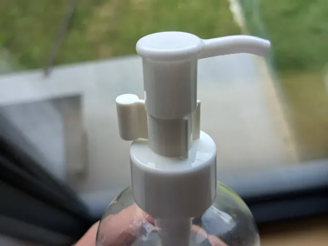 Soap dispenser clip lock