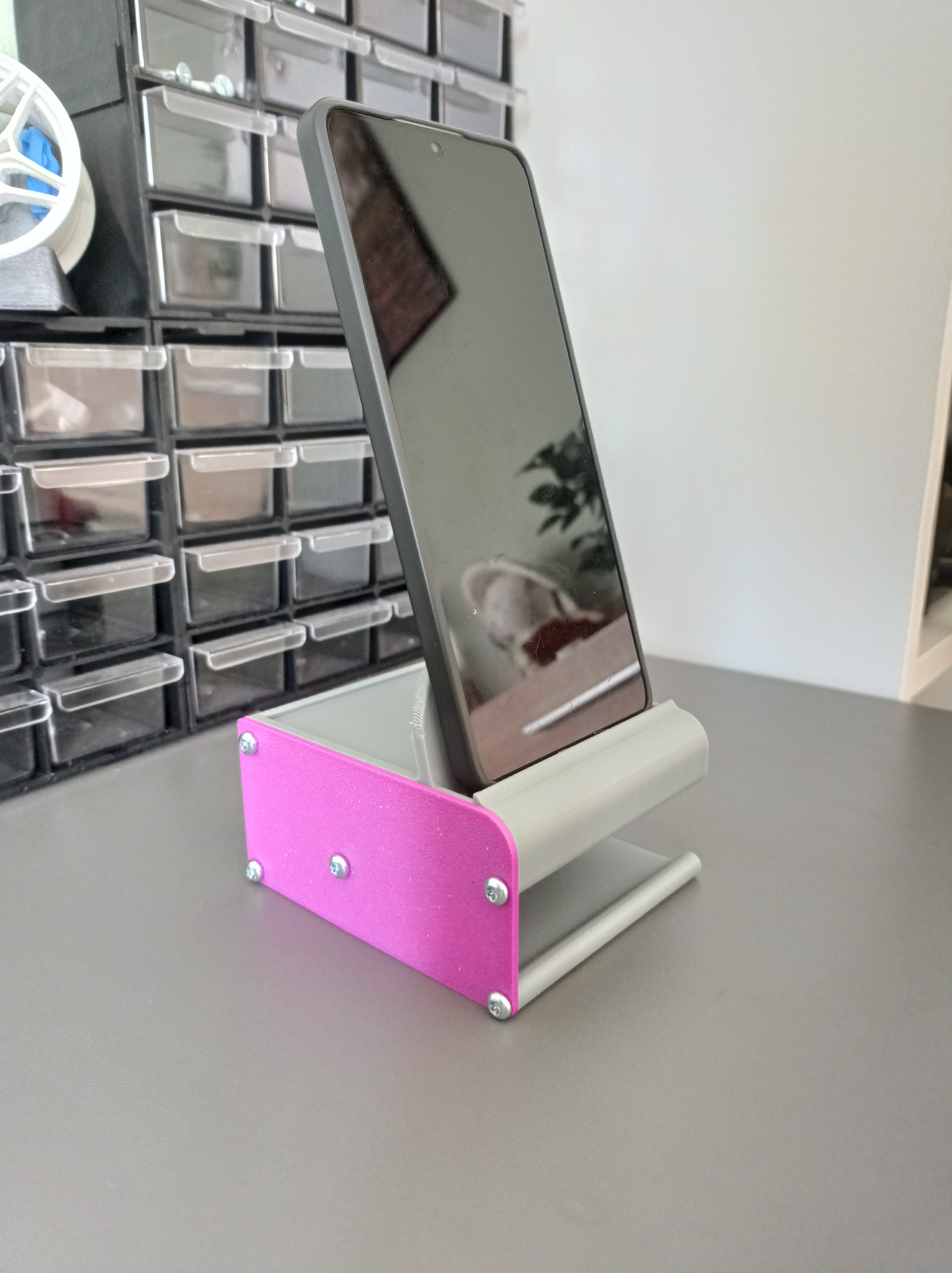 Phone stand amplifier