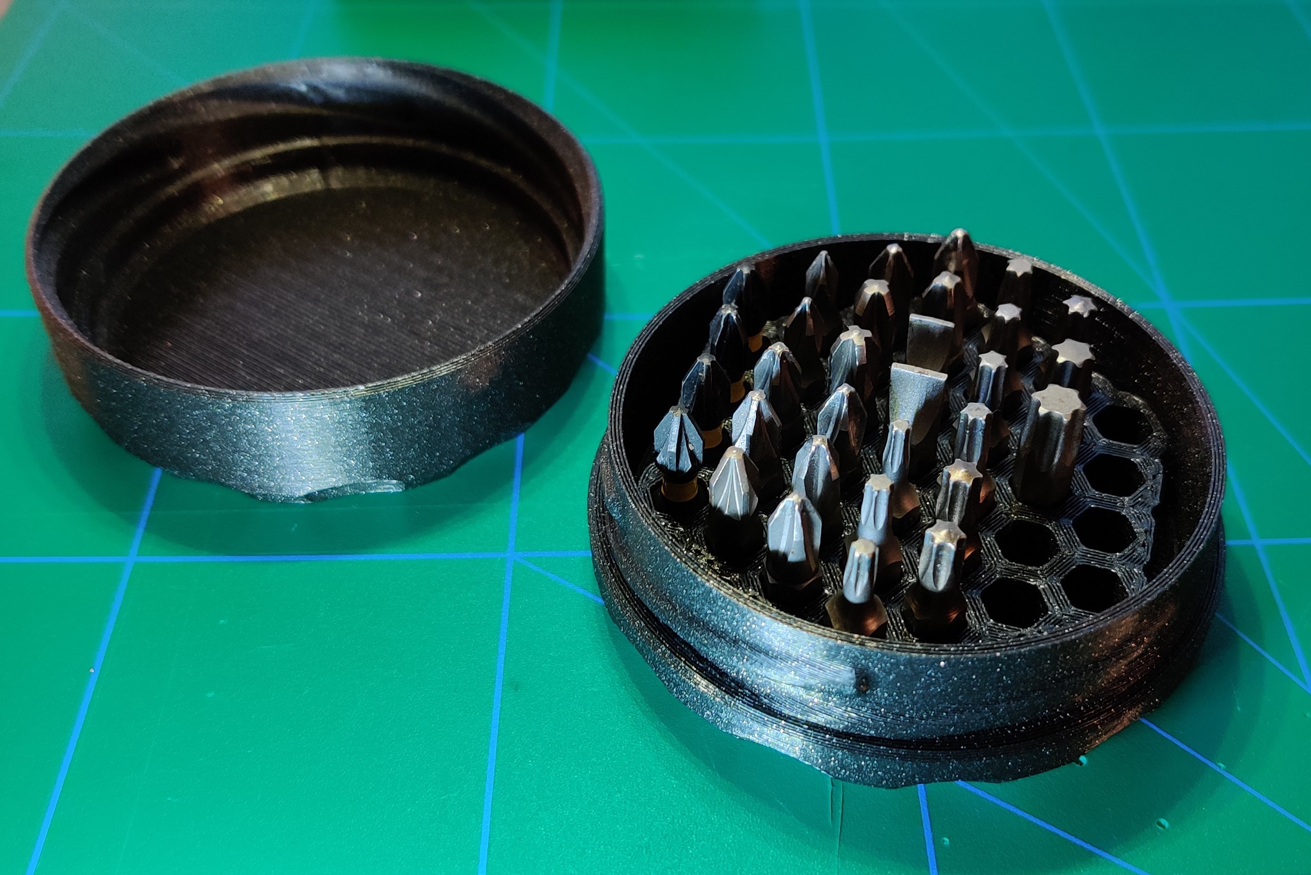 Miniatura 2 do modelo 3D Drillbit screw case holding 37 bits