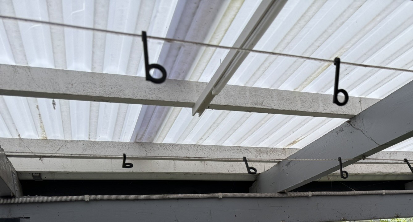 Clothesline clip for hangers