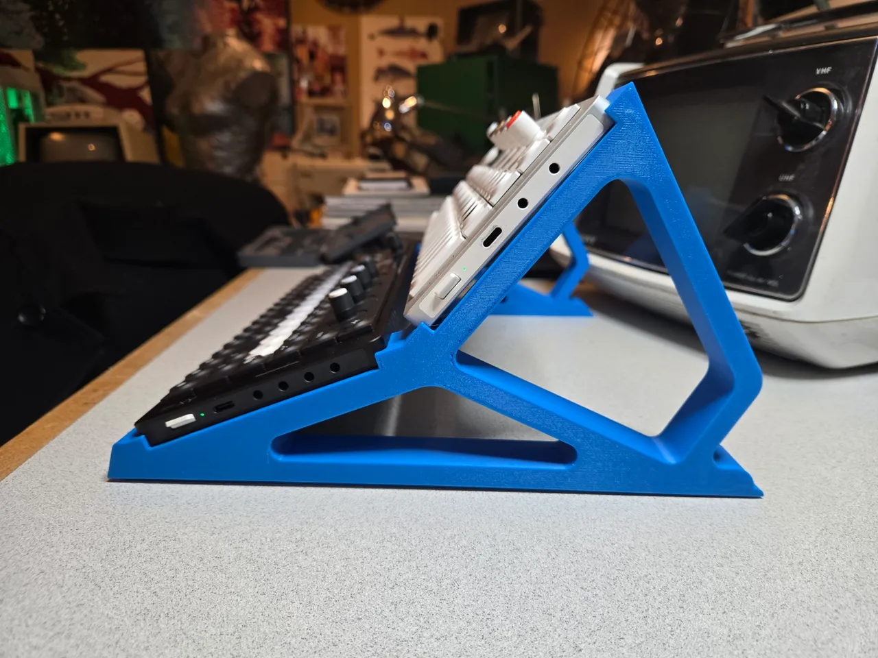 Teenage Engineering OP-1 Field and OP-XY dual performance stand by