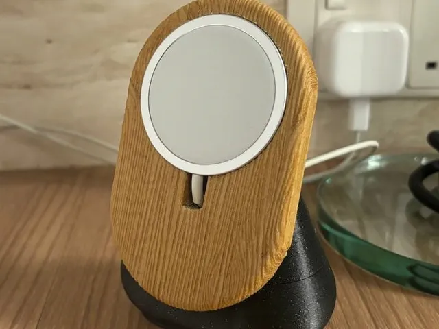 Wood grain MagSafe iPhone dock