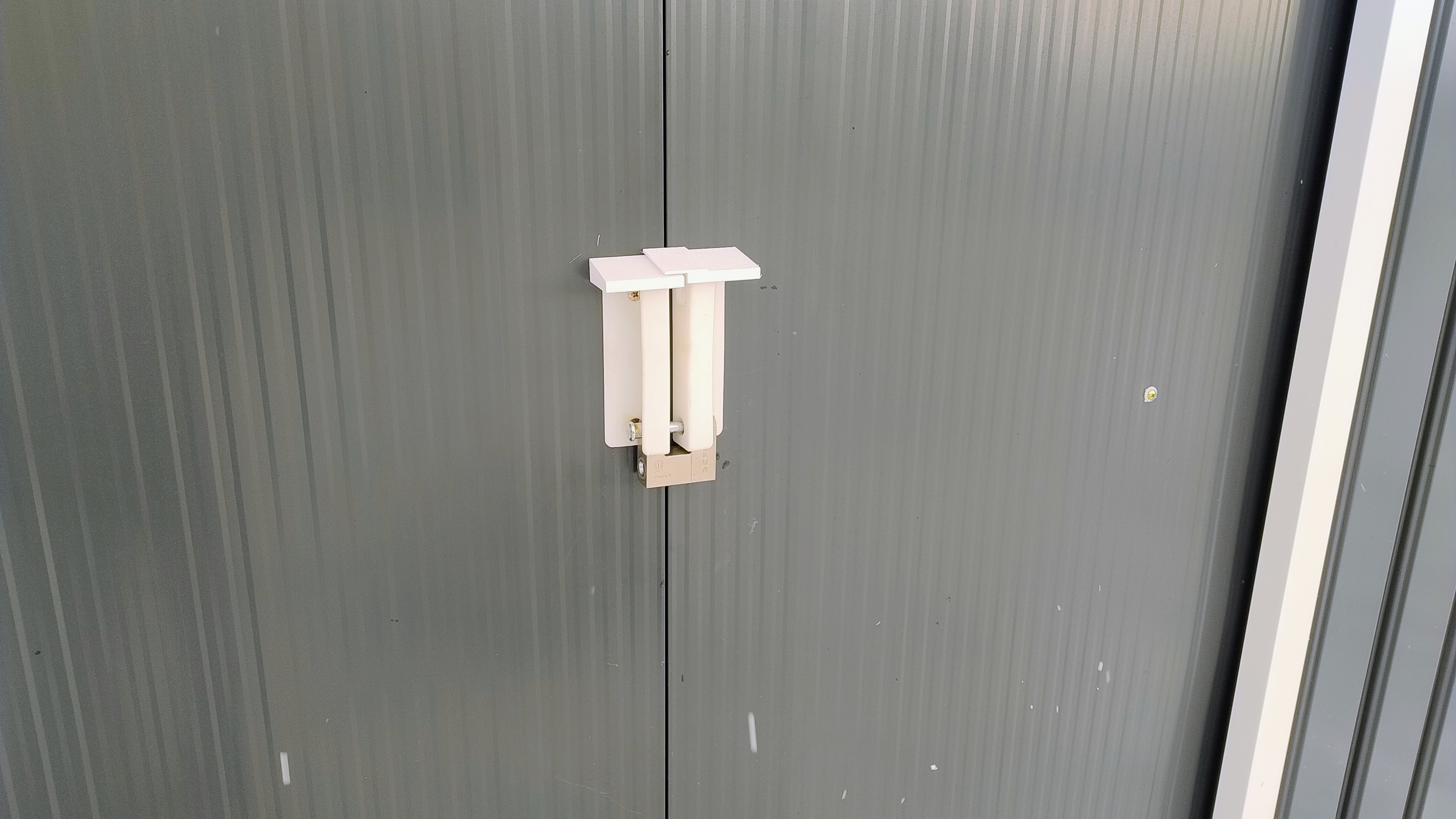 Sliding door padlock cover. Osłona kłódki drzwi przesuwnych.