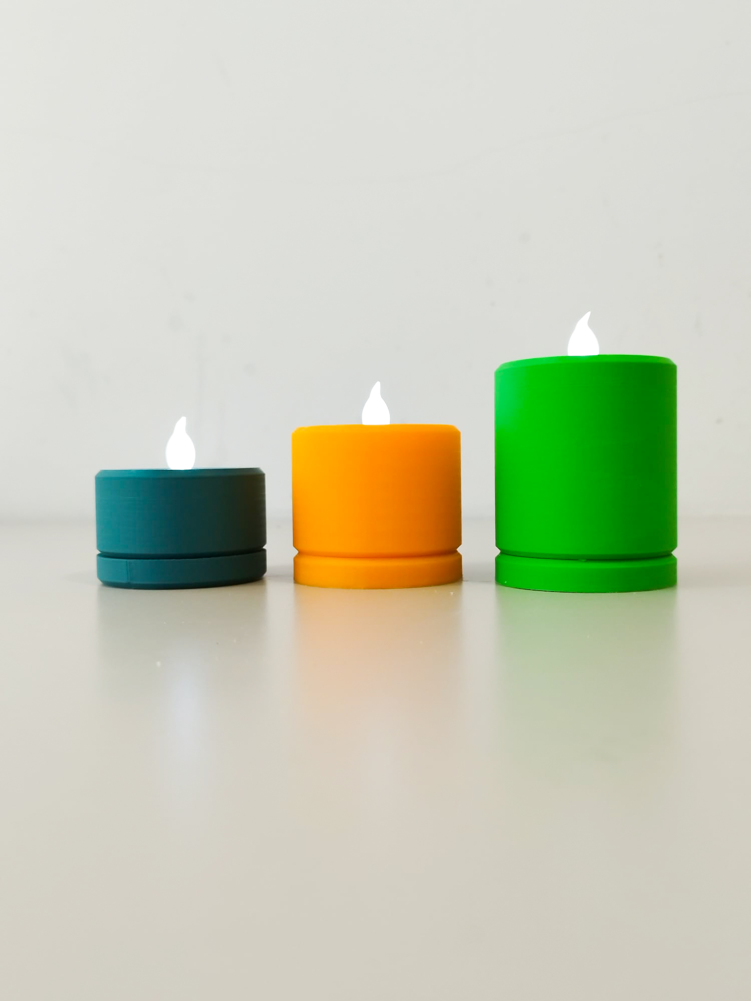 Customizable candle holder in 3 heights.