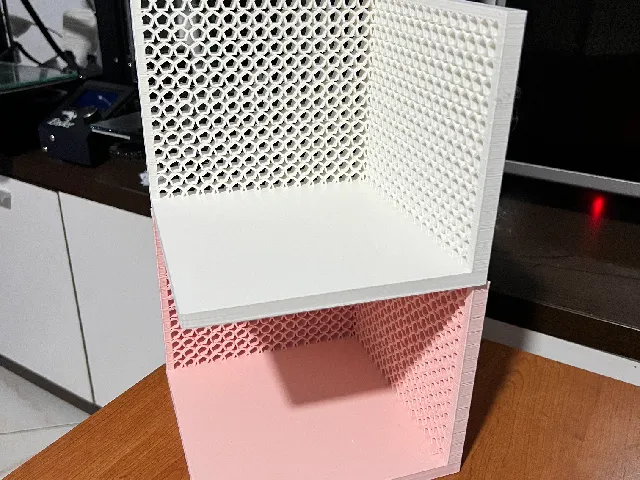 Esquinero decorativo con diseño de panal
