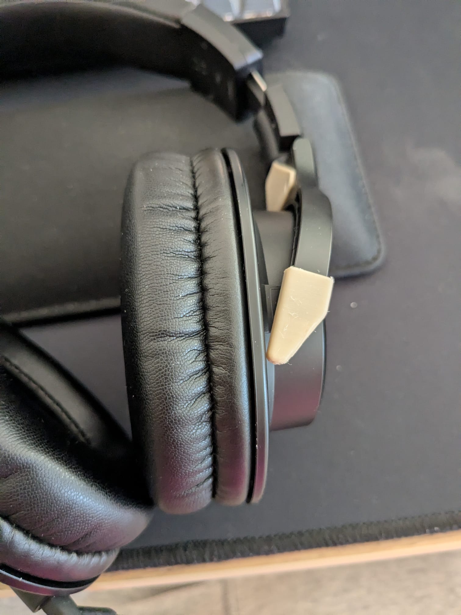 Audio Technica ATH-M40x - earcup hinge range limiter — thumbnail 4