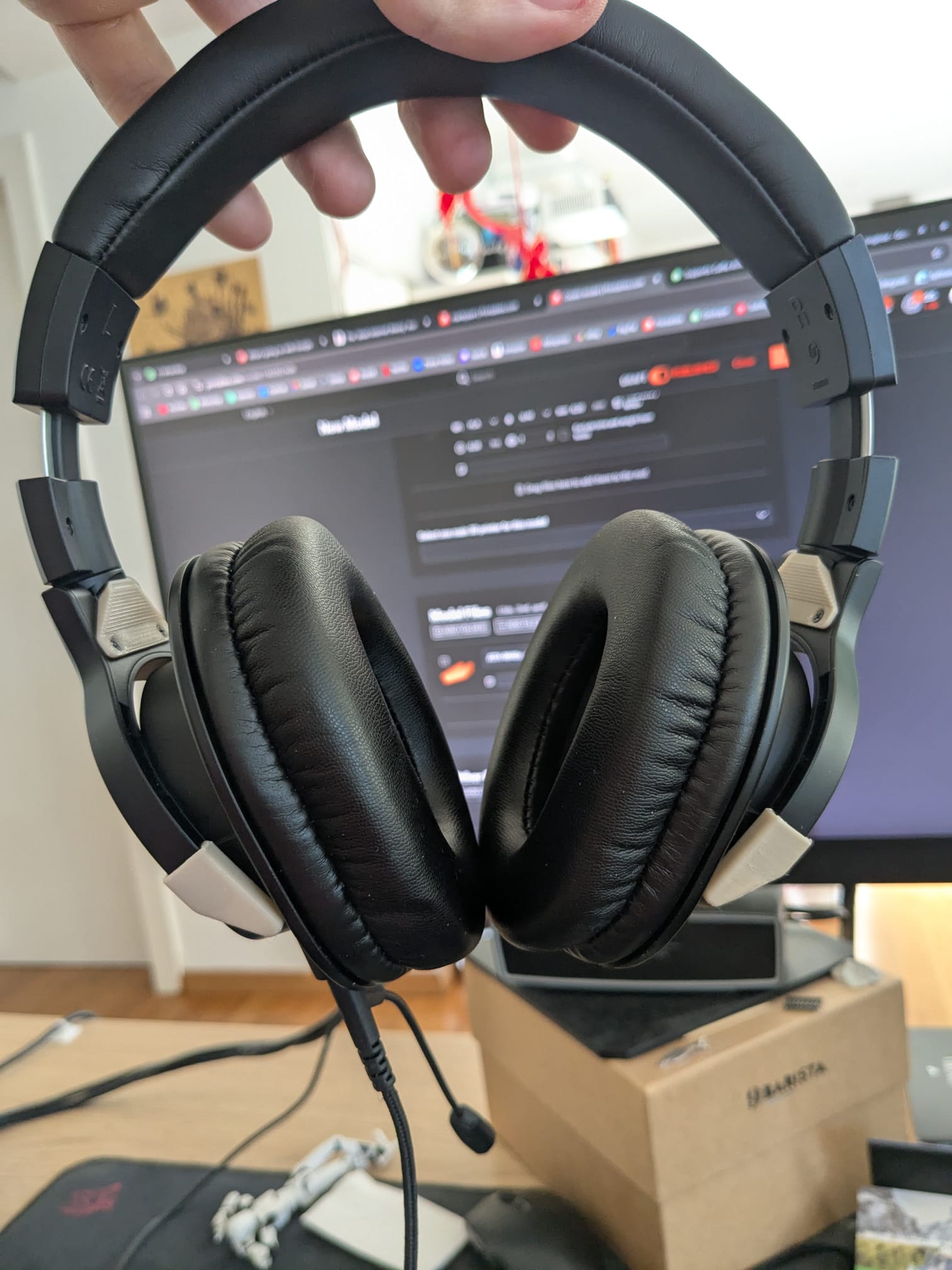 Audio Technica ATH-M40x - earcup hinge range limiter