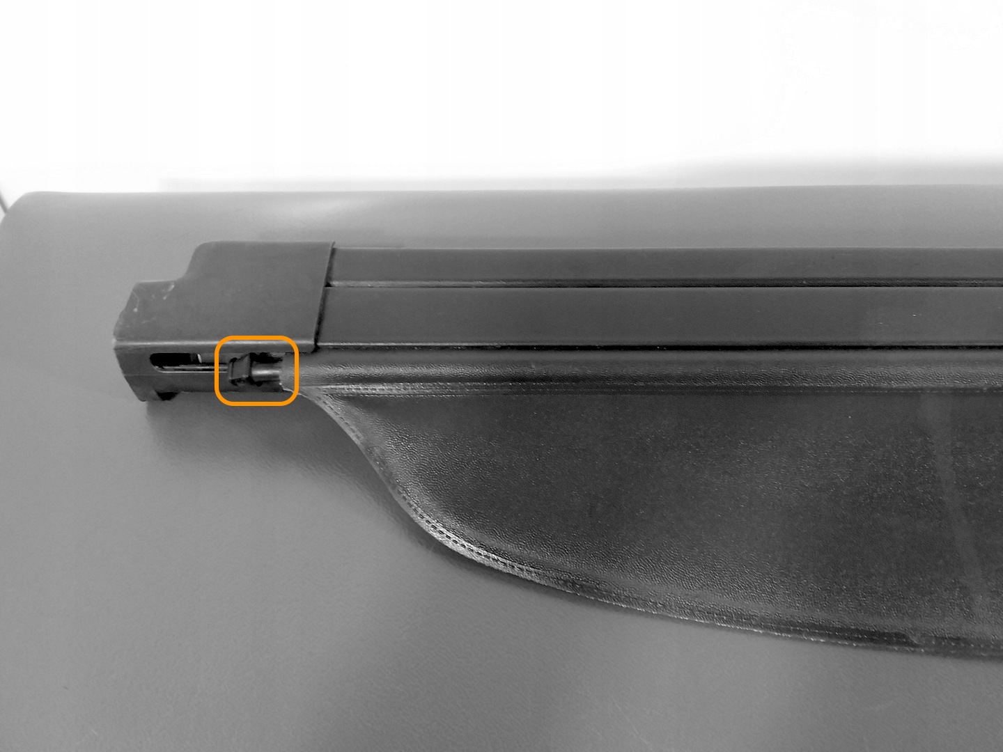 Opel/Vauxhall Signum Cargo Cover Pin Replacement (2003–2008)
