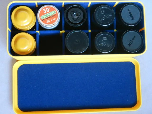 Schachtel mit Unterteilung für Filmdosen 35mm Film ; Box with dividers for 35mm film canisters