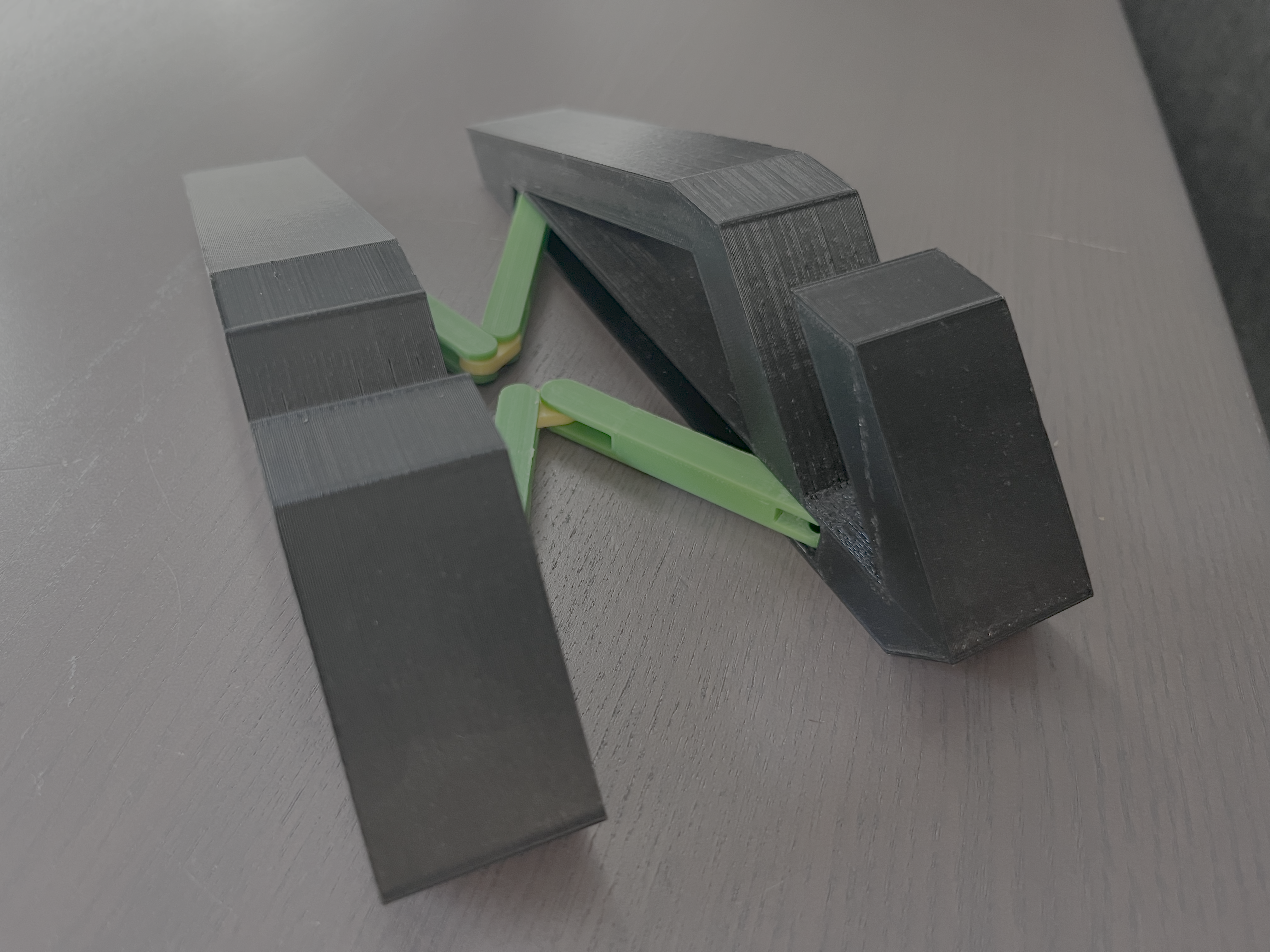 Foldable laptop stand
