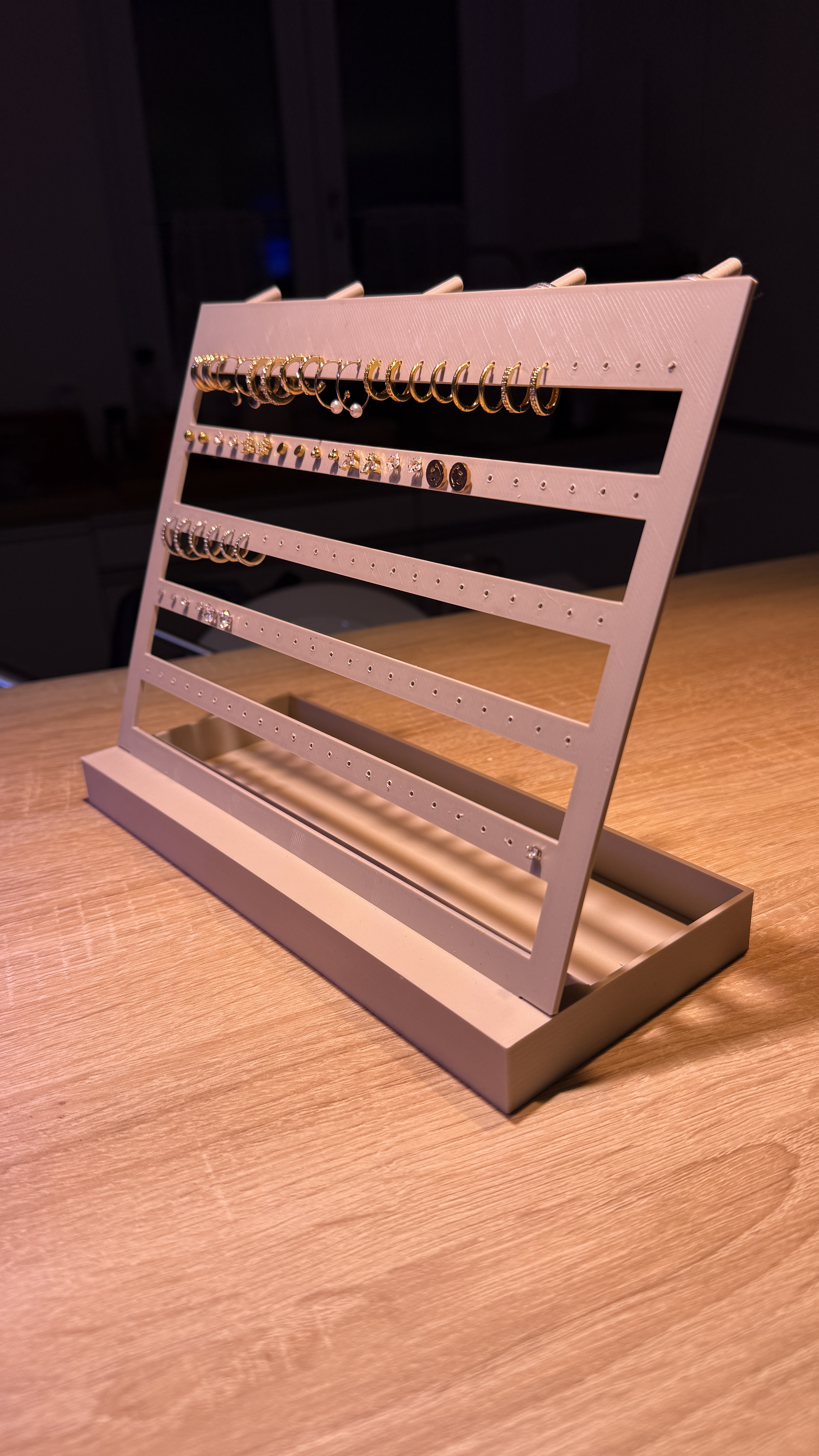 Holder for jewellery (earrings, chains, rings)