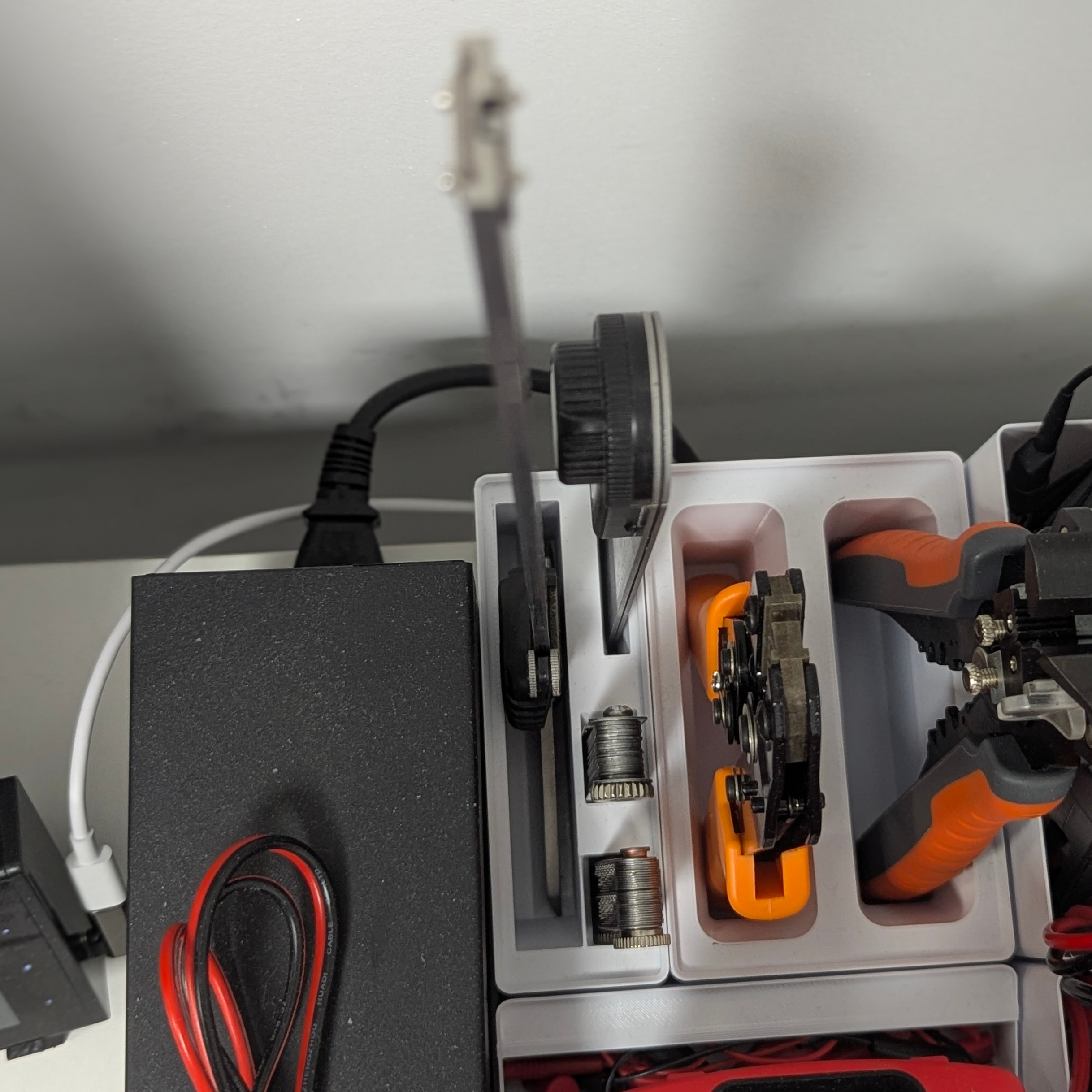 Gridfinity bin for Mitutoyo caliper, angle-measuring ruler, and shims