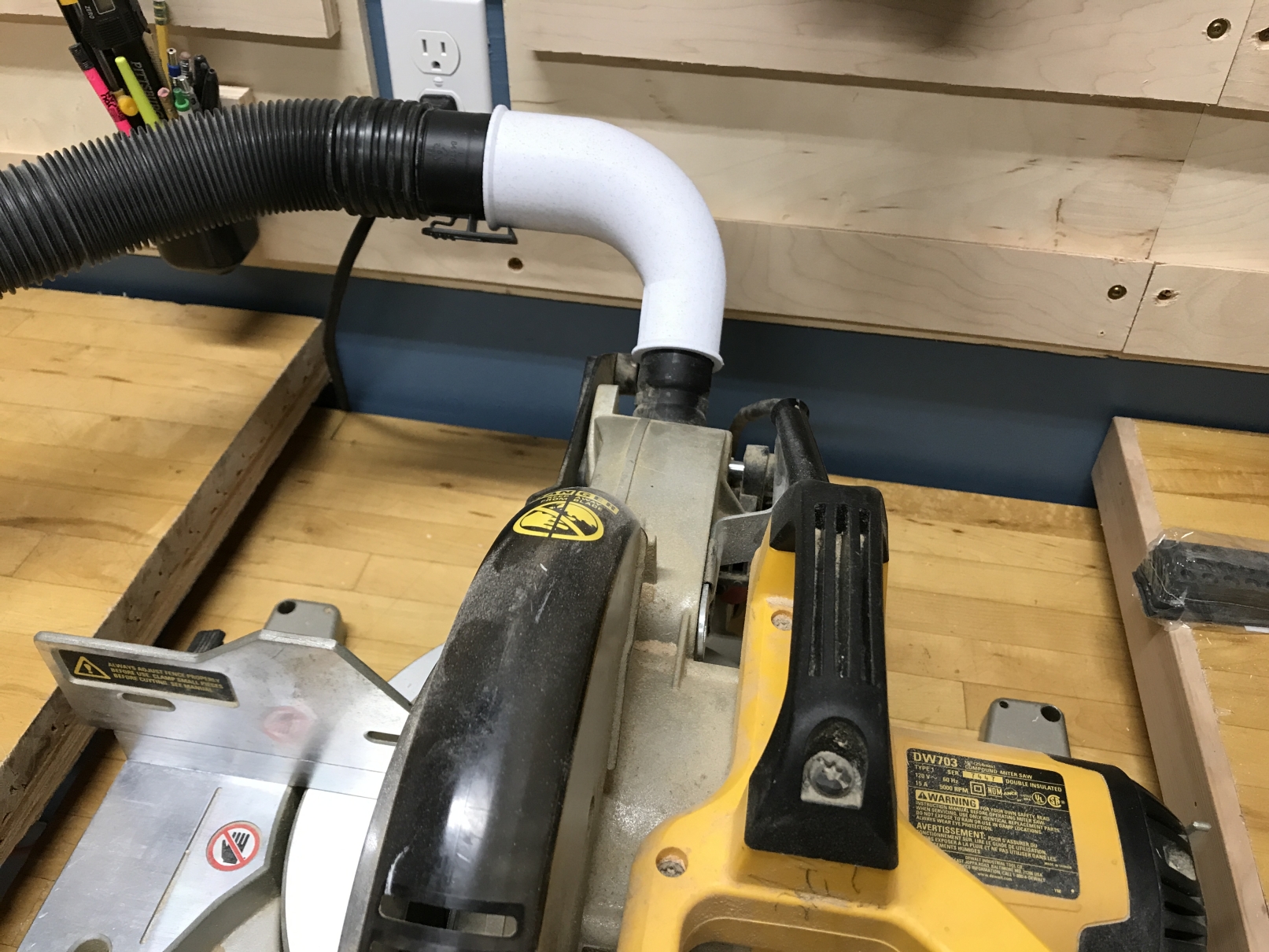 Dust collector elbow adapter 1.5" to 2.25"/2.5" by DT Download free