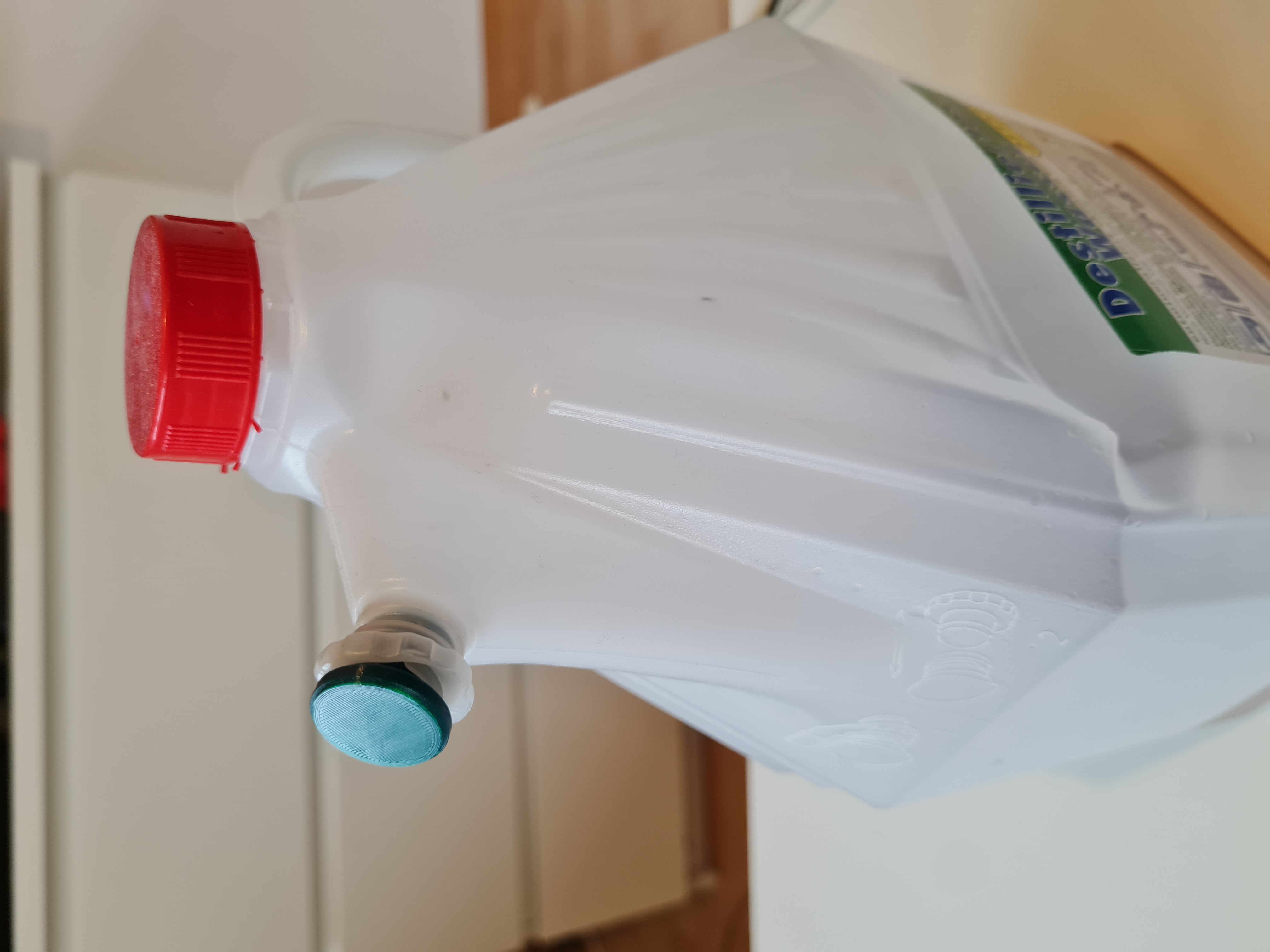 Destilled water jug plug