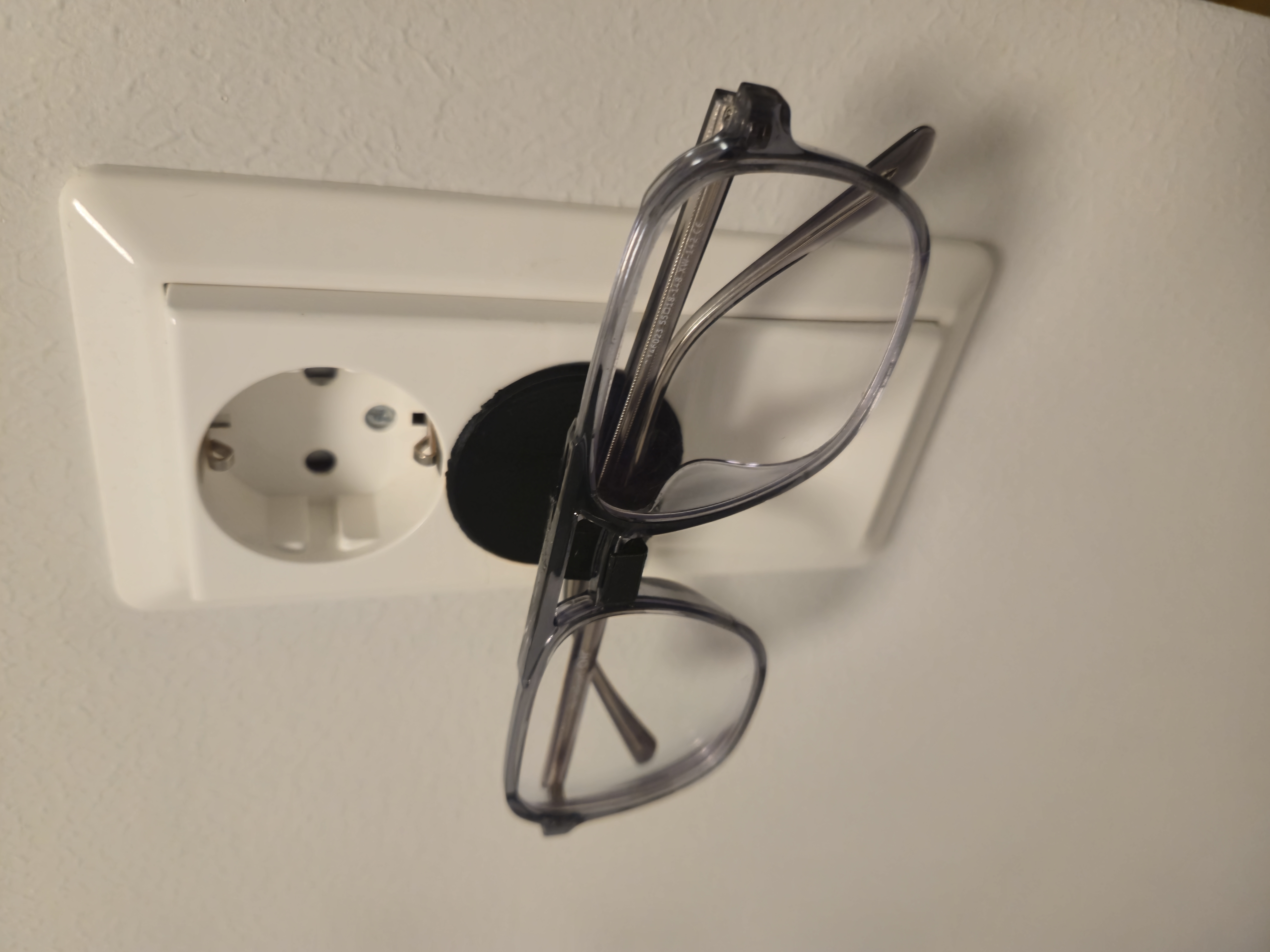 Miniatura 3 do modelo 3D EU Plug Socket Eyeglass Holder