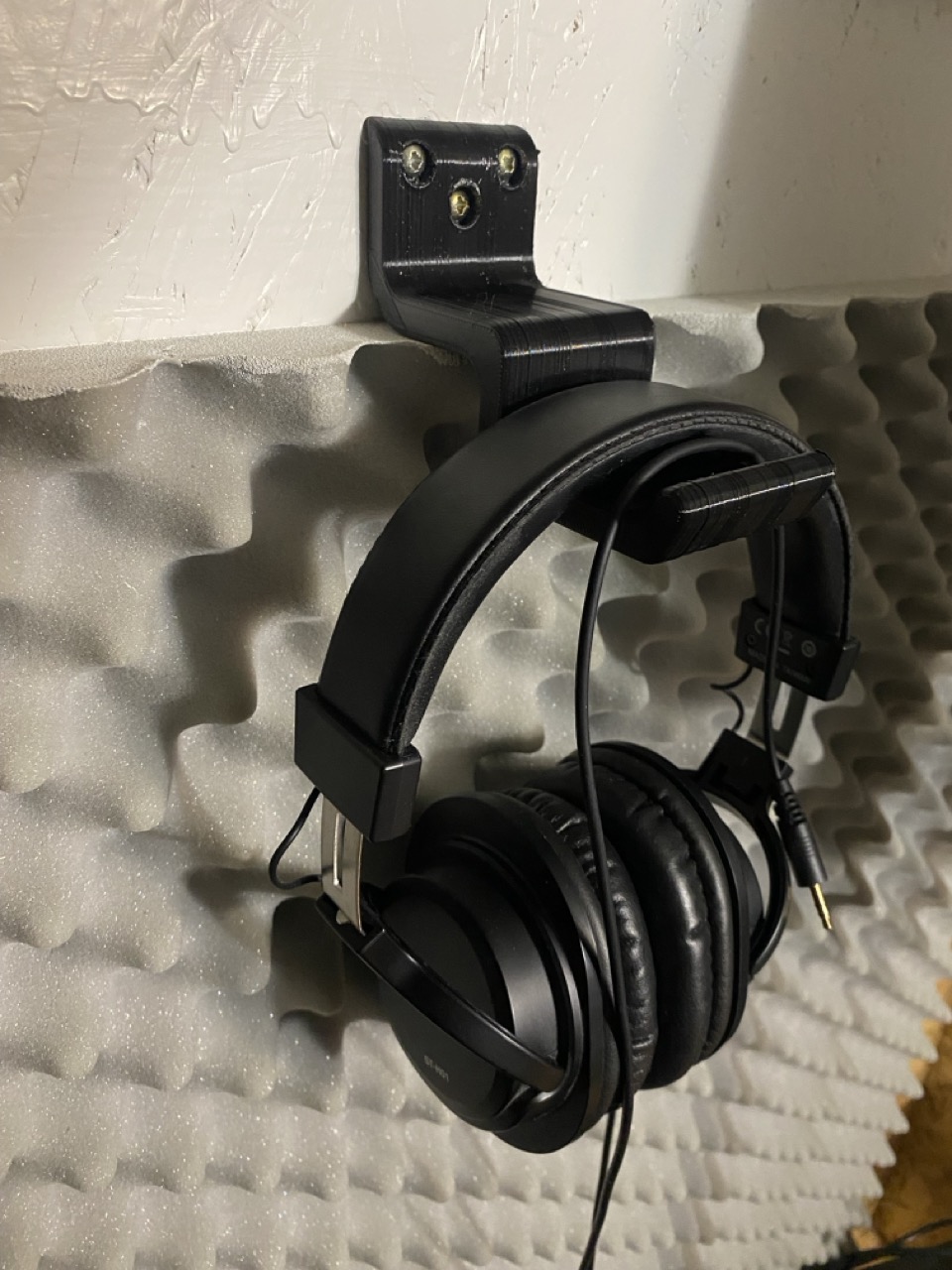 Simple Headphone stand for wall mounting.