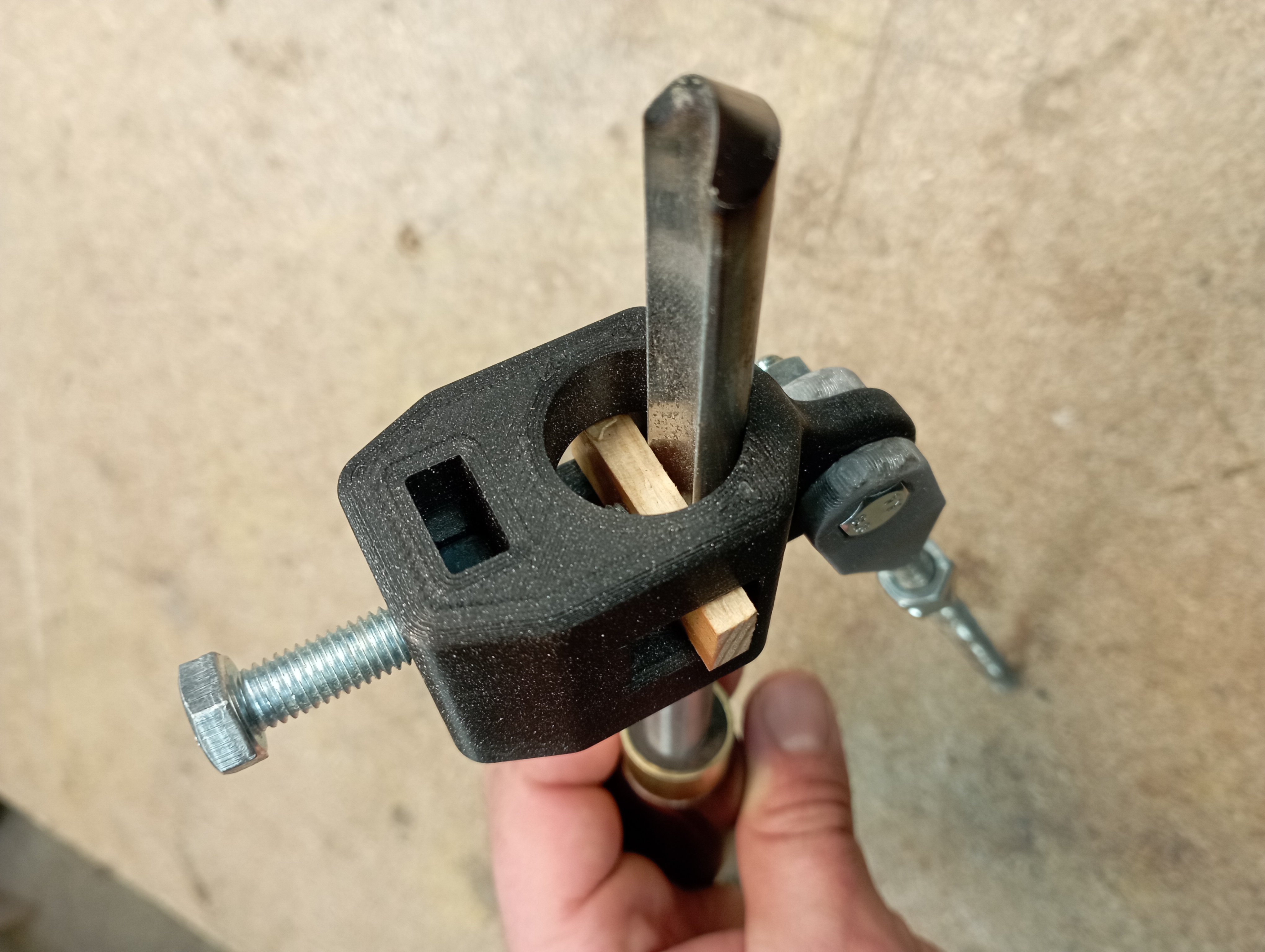 Universal fingernail grinding jig for woodturning gouges
