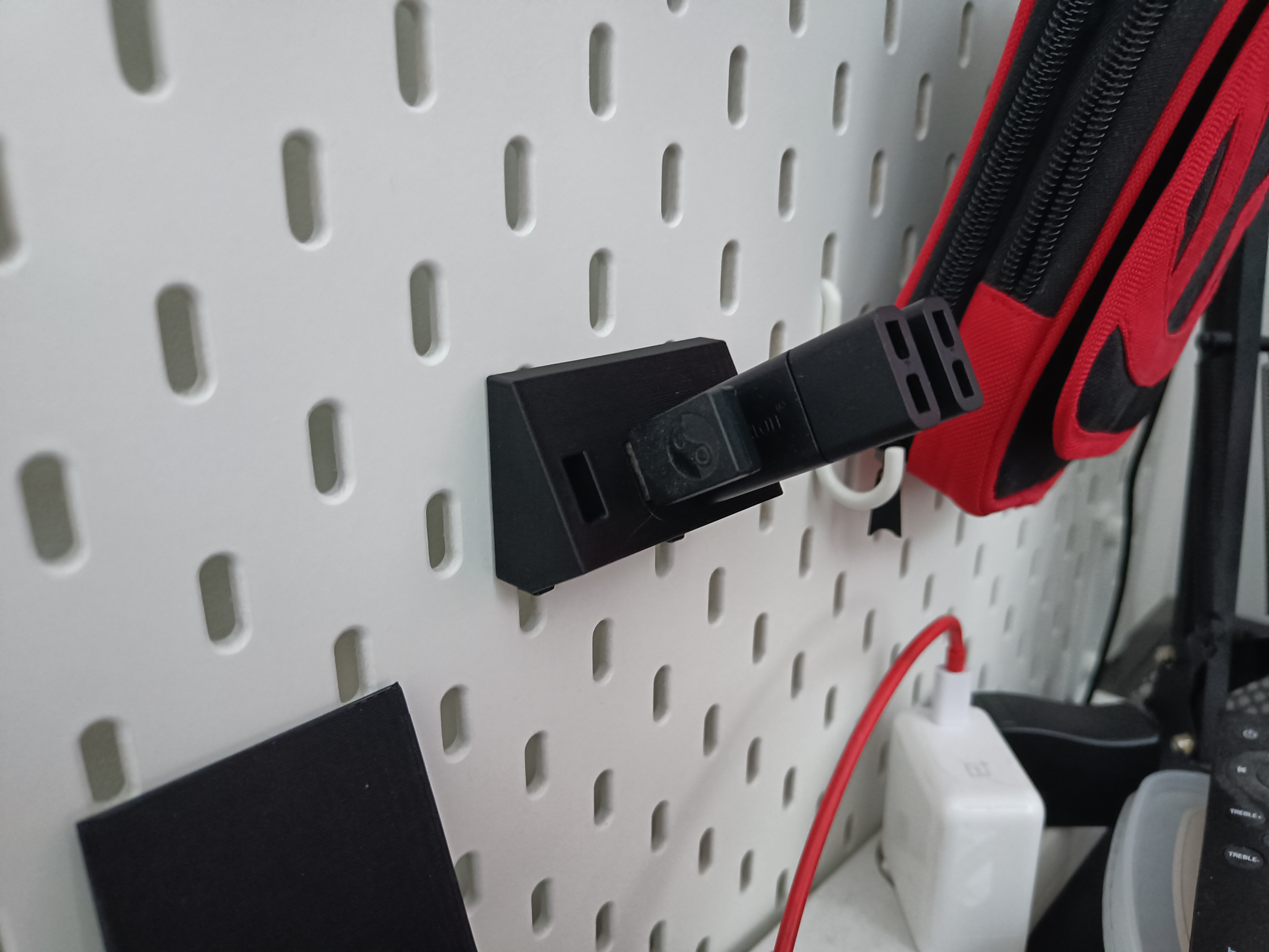 Skandis / SKÅDIS USB holder using universal pegs