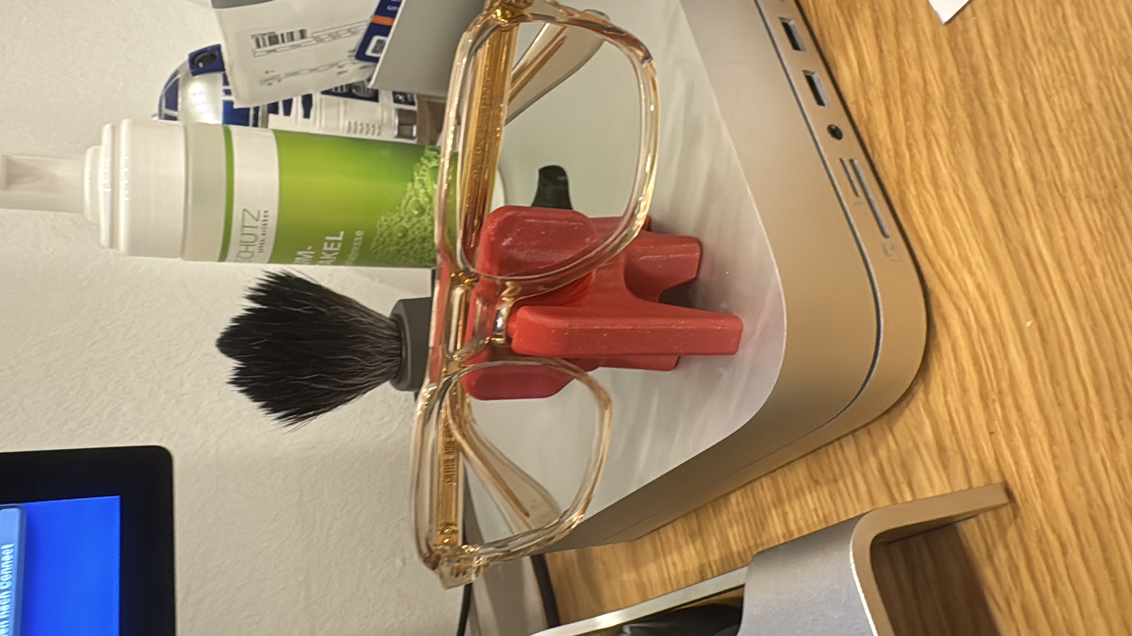 Der Brillofant Brillenhalter Schreibtisch