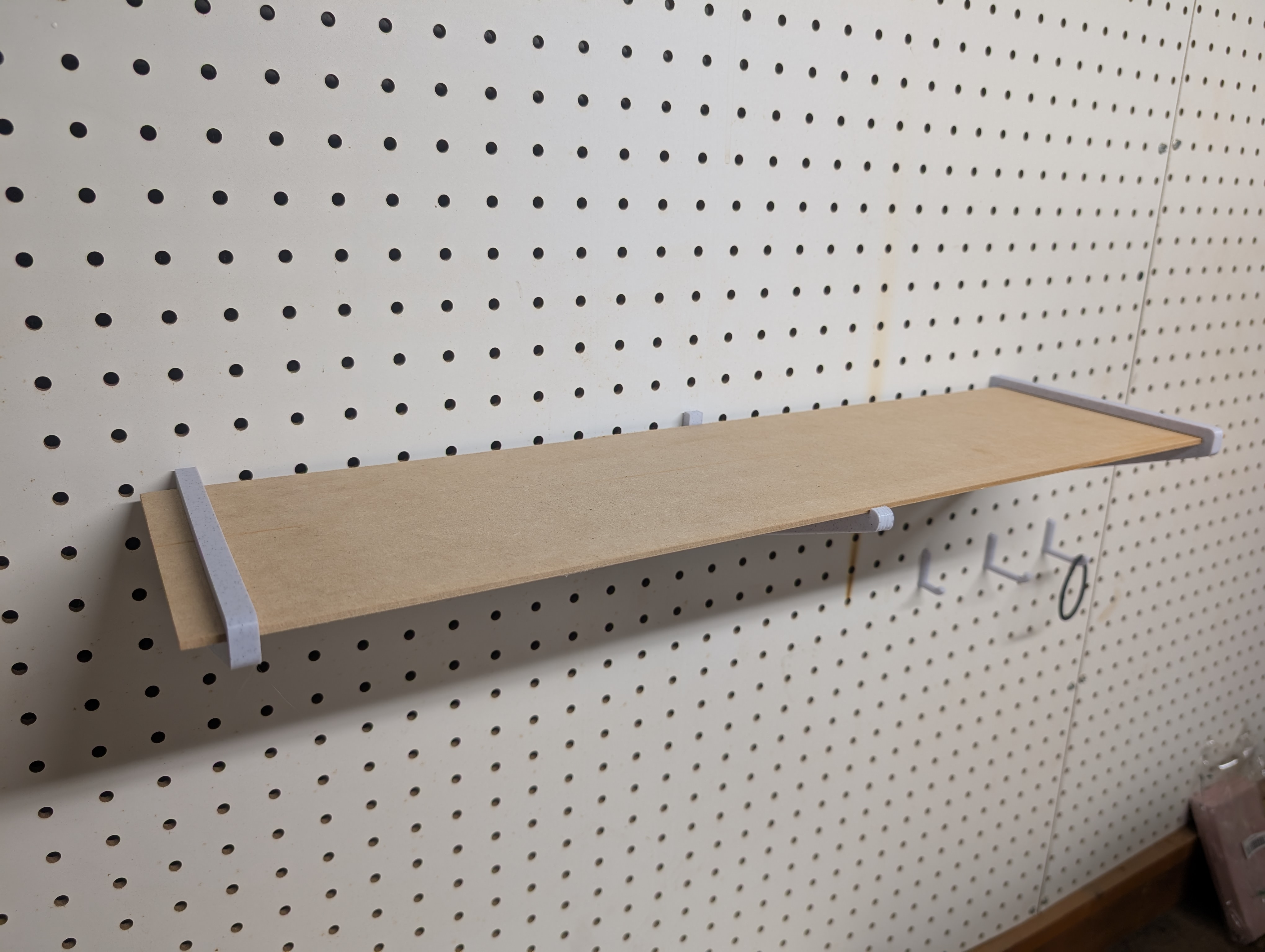 Miniatura 2 do modelo 3D Pegboard Shelf Brackets