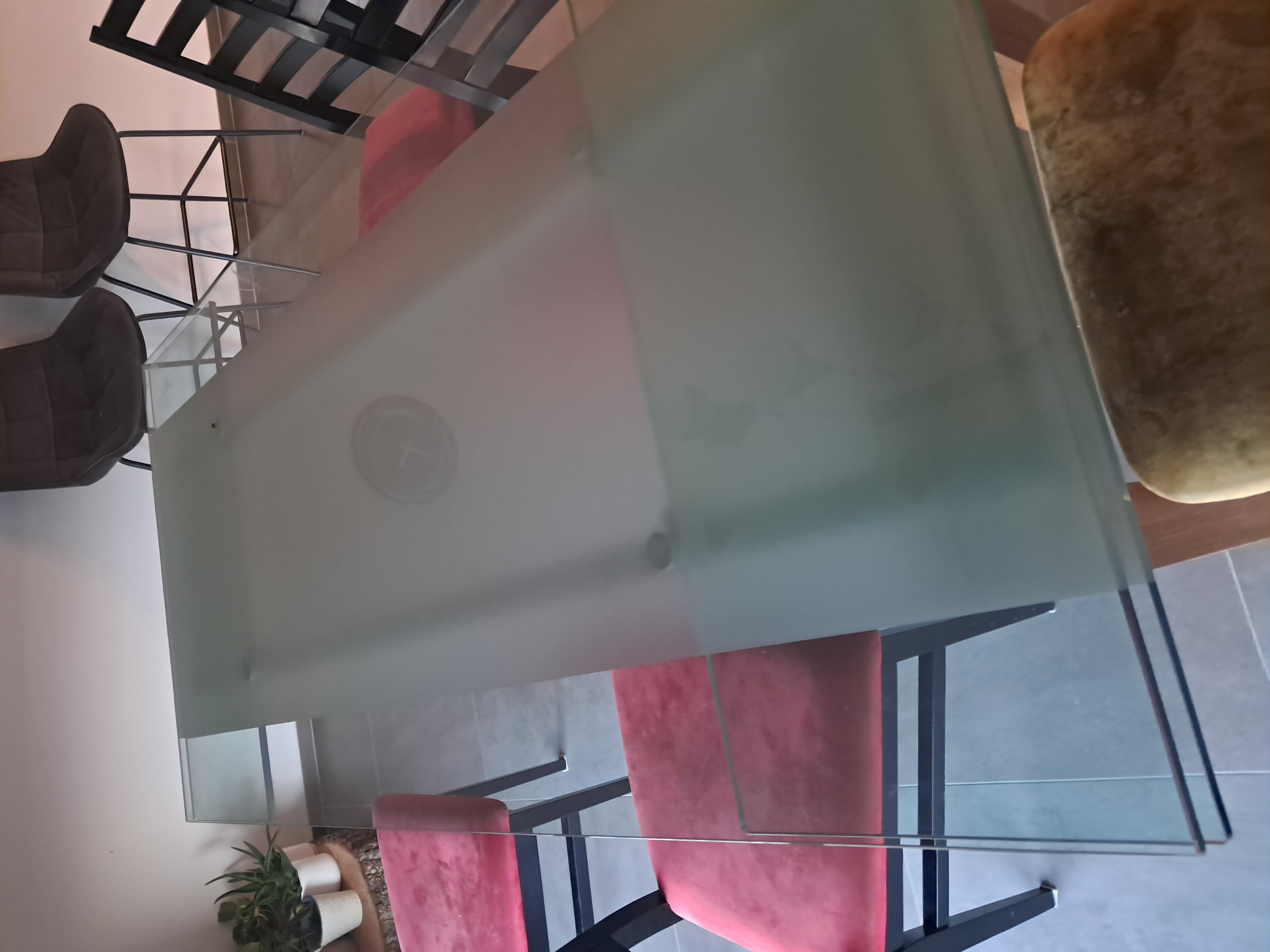 Glass table fixer