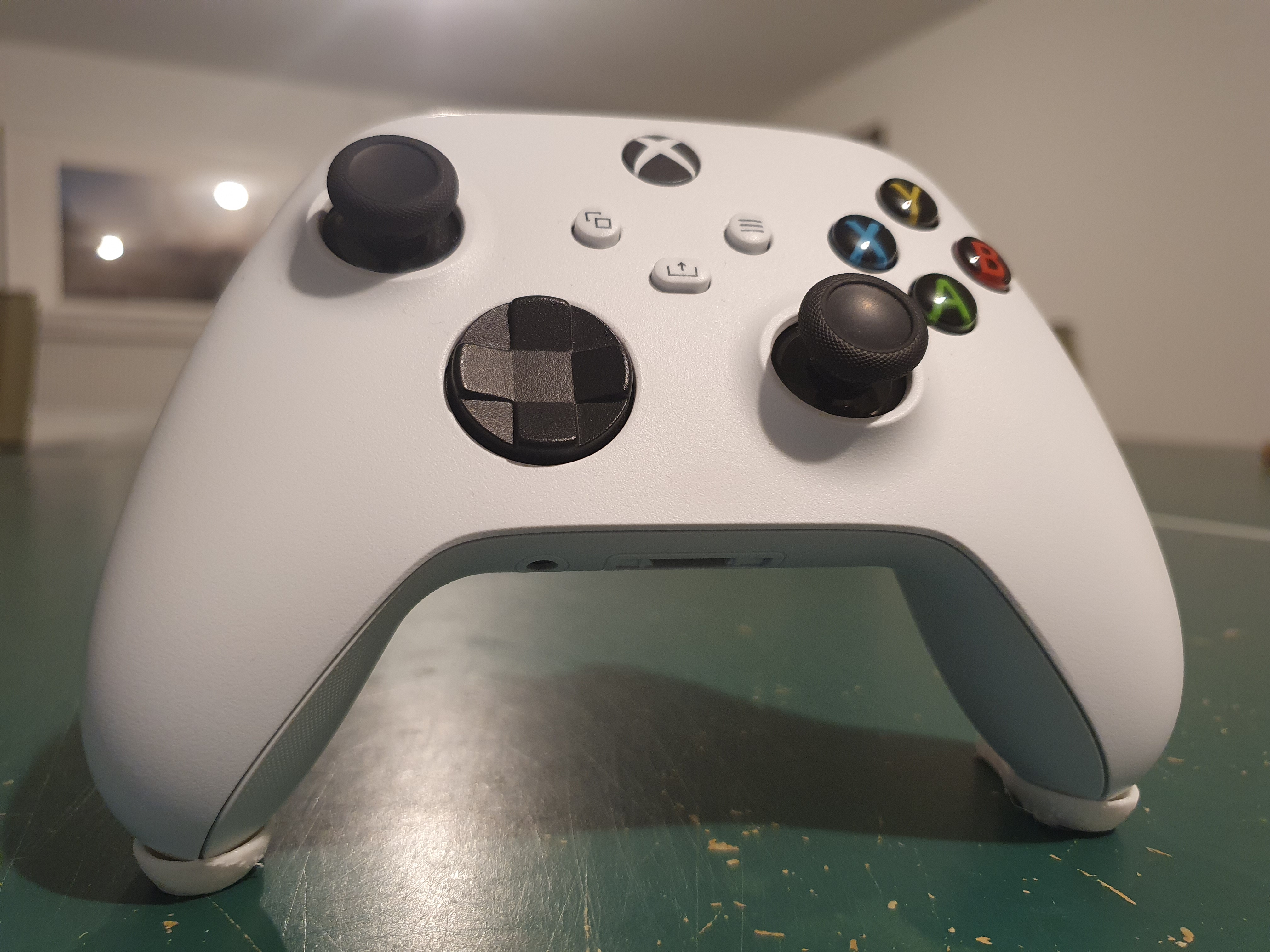 Minimalist Xbox controller stand (space for 8mm Nonslip pads)
