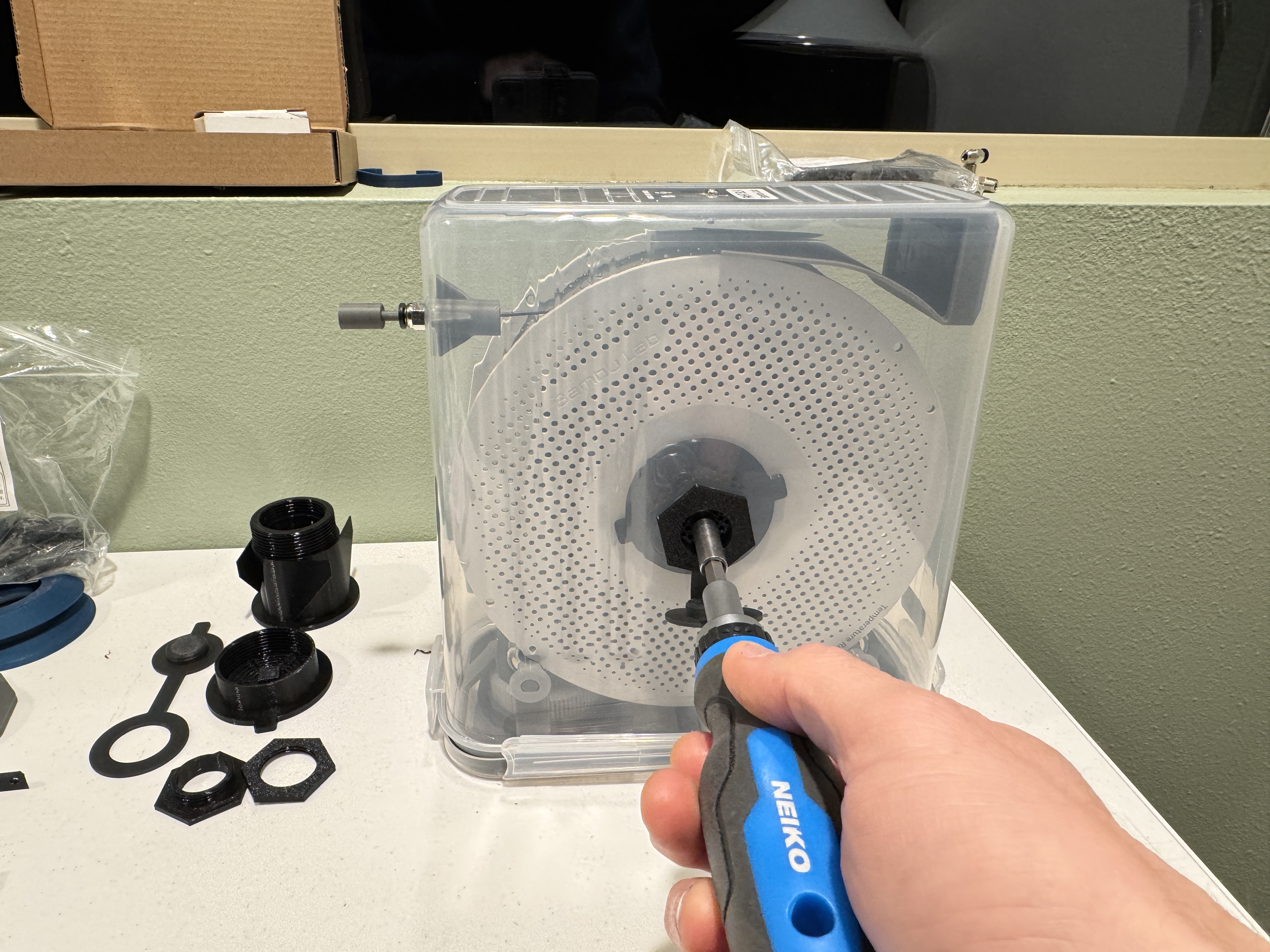 Rewinder & desiccant for cereal filament dry box