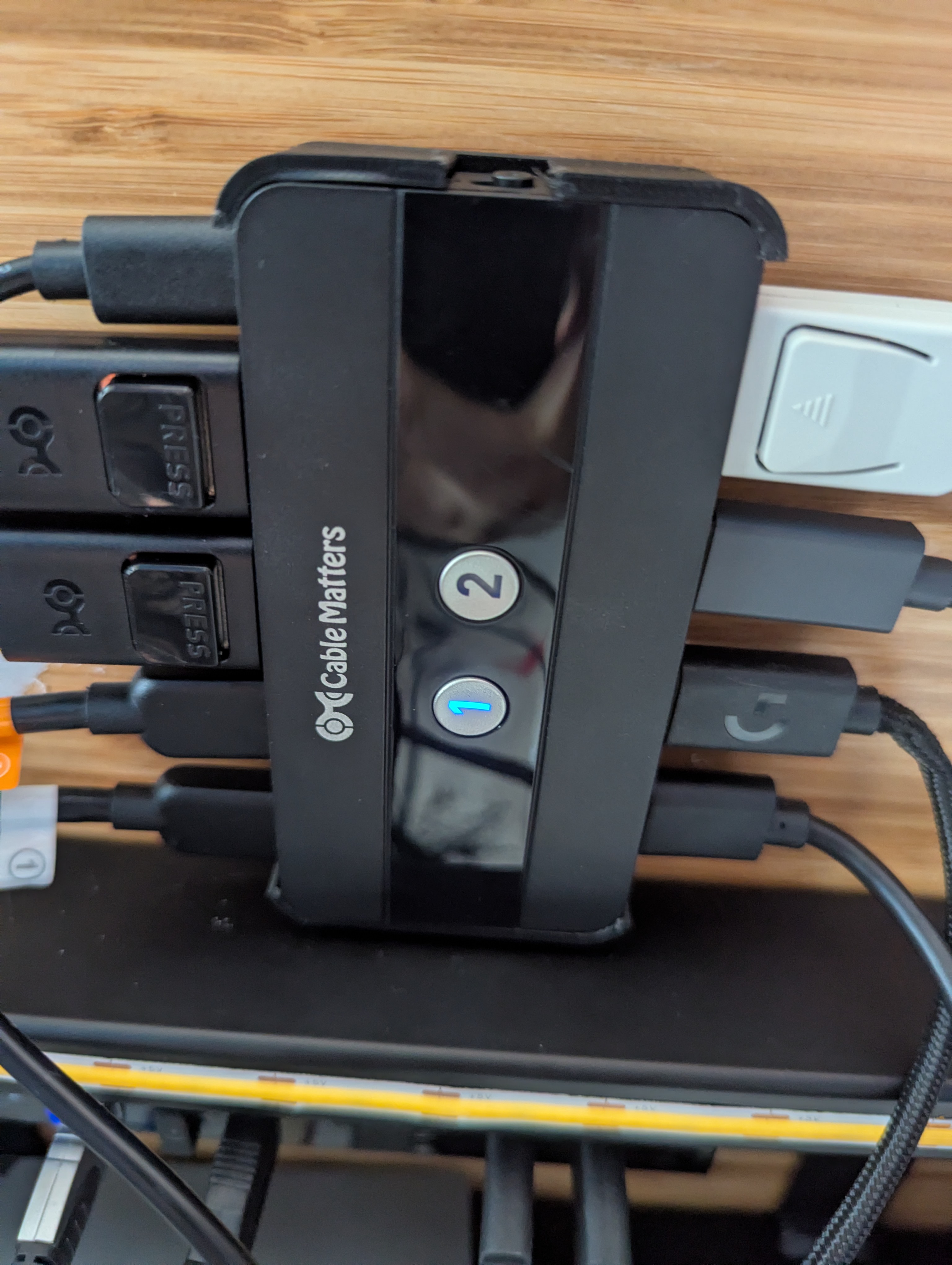 Cable Matters USB 3.0 KVM Switch Mounts