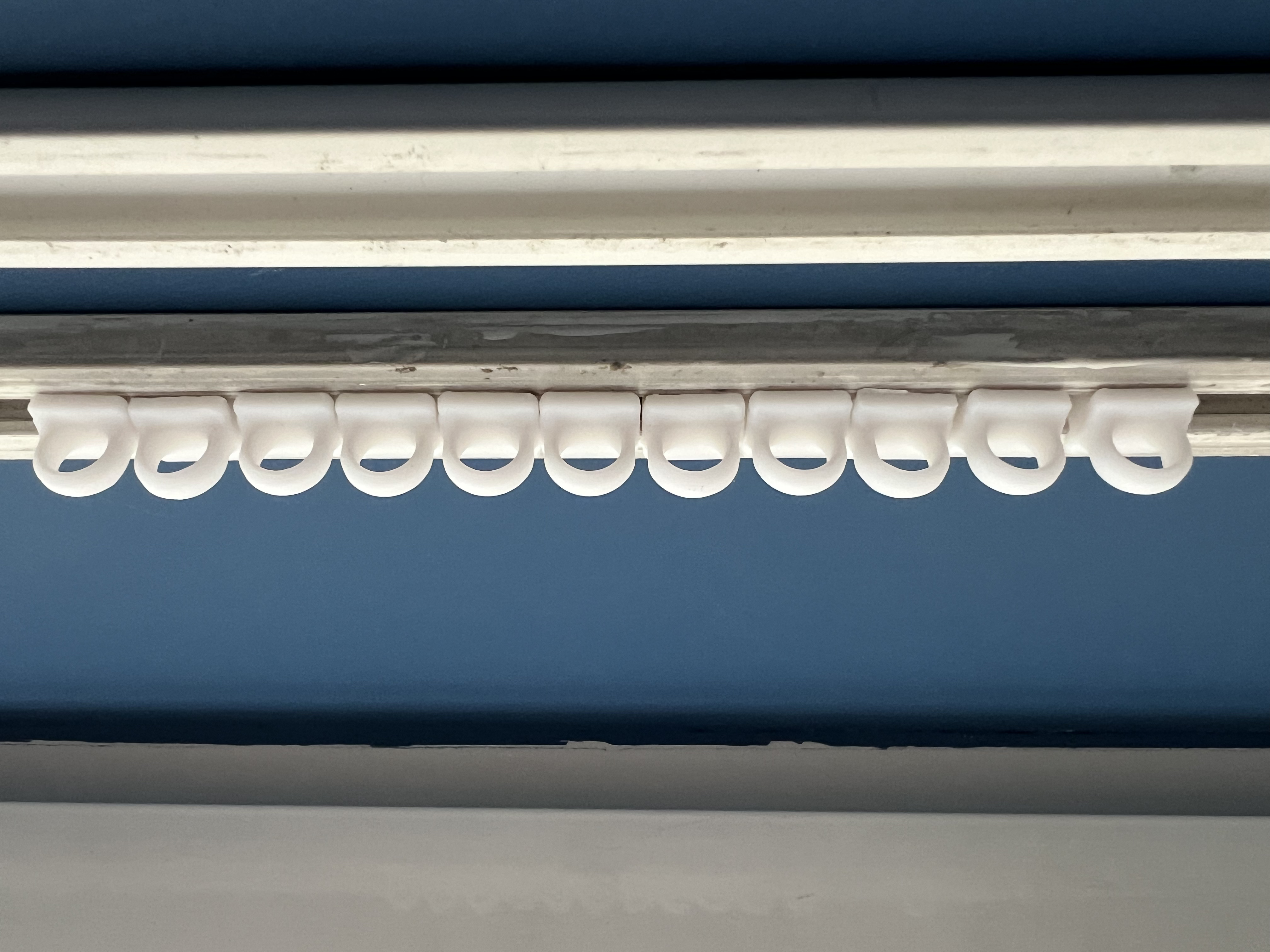 Curtain glider