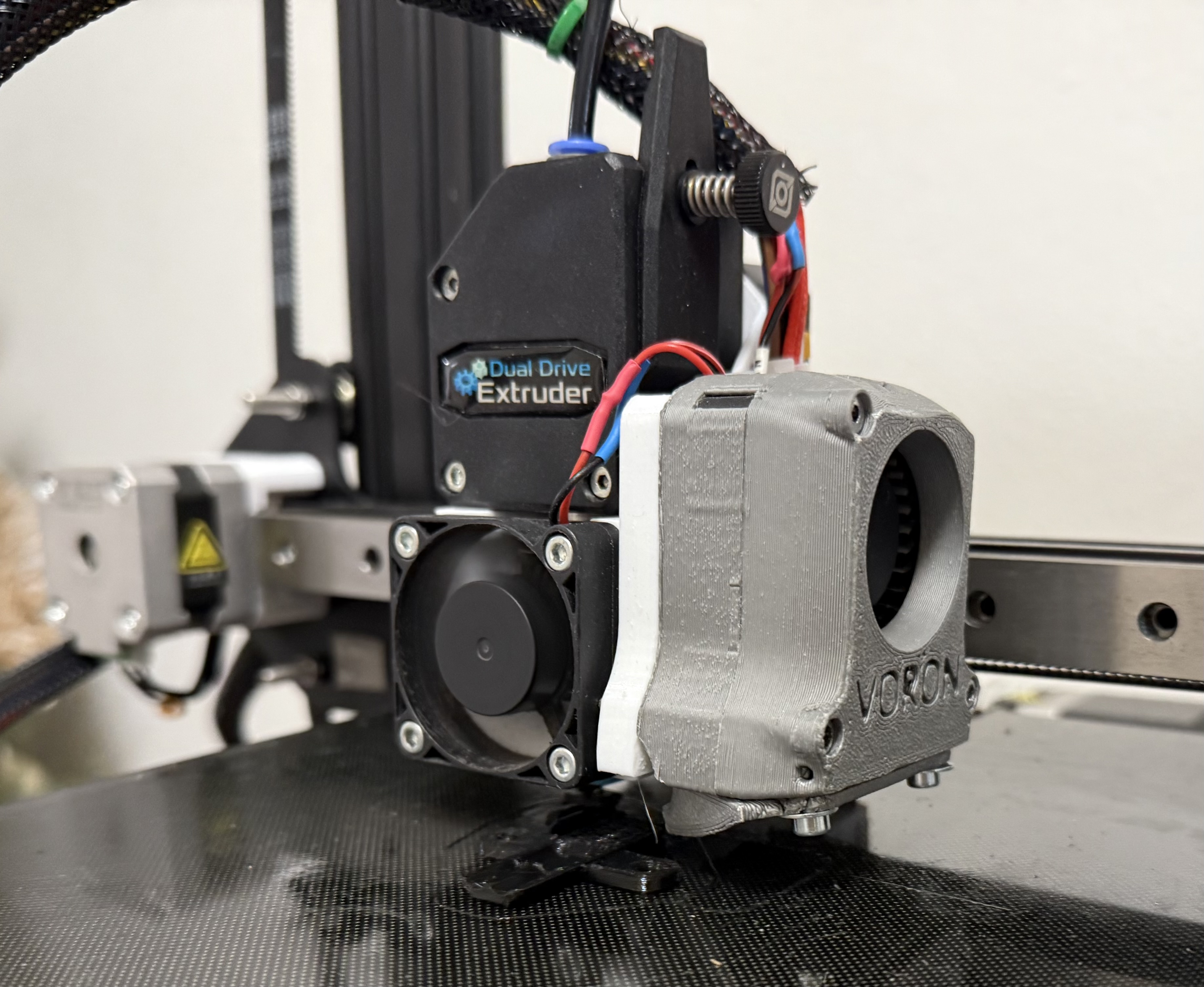 Slender3V2 - Universal hotend assembly featuring built in Z endstop. V6, BMG extruder