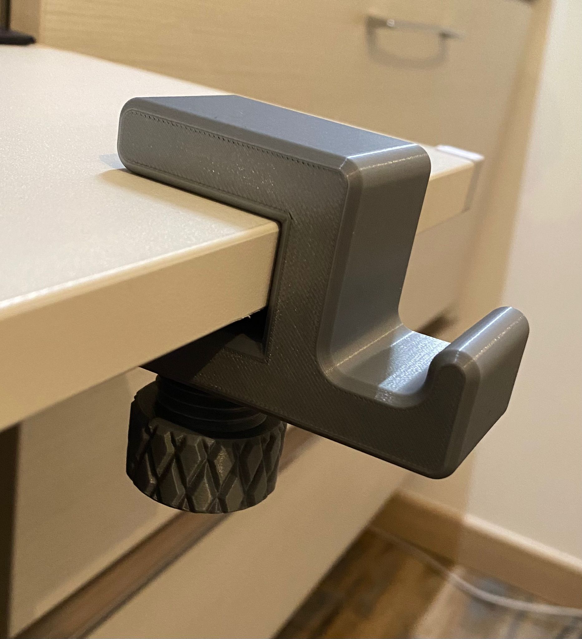 Headphone stand for ear cups with a width of 20 to 40 mm.