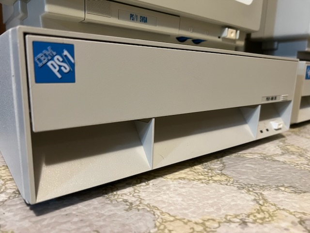 Replacement door bracket for the IBM PS/1 front fascia.