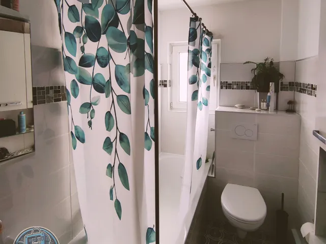 Kaeptn's shower curtain rod