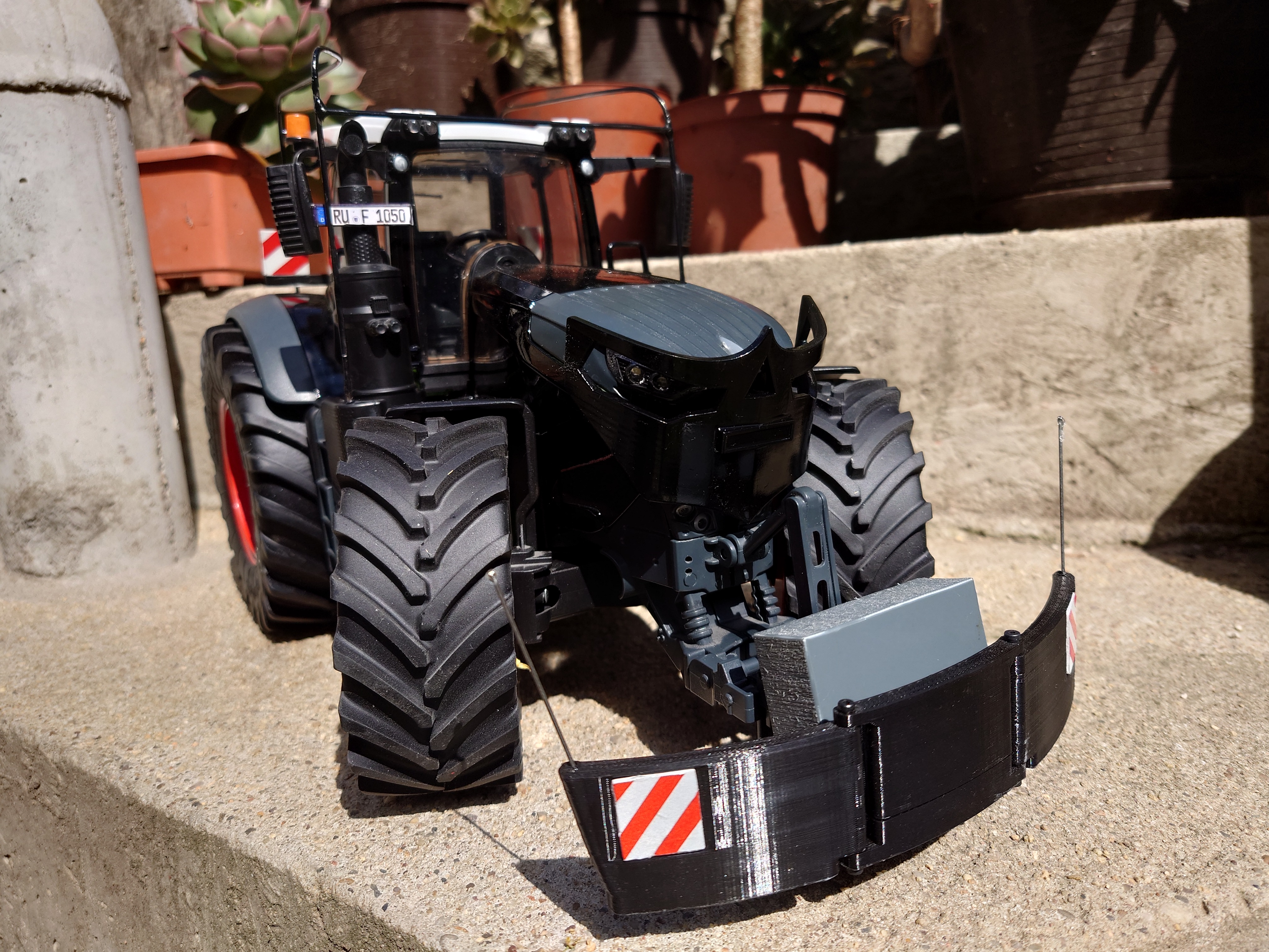 Ein Traktor Bumper passend für Bruder Fendt 1050