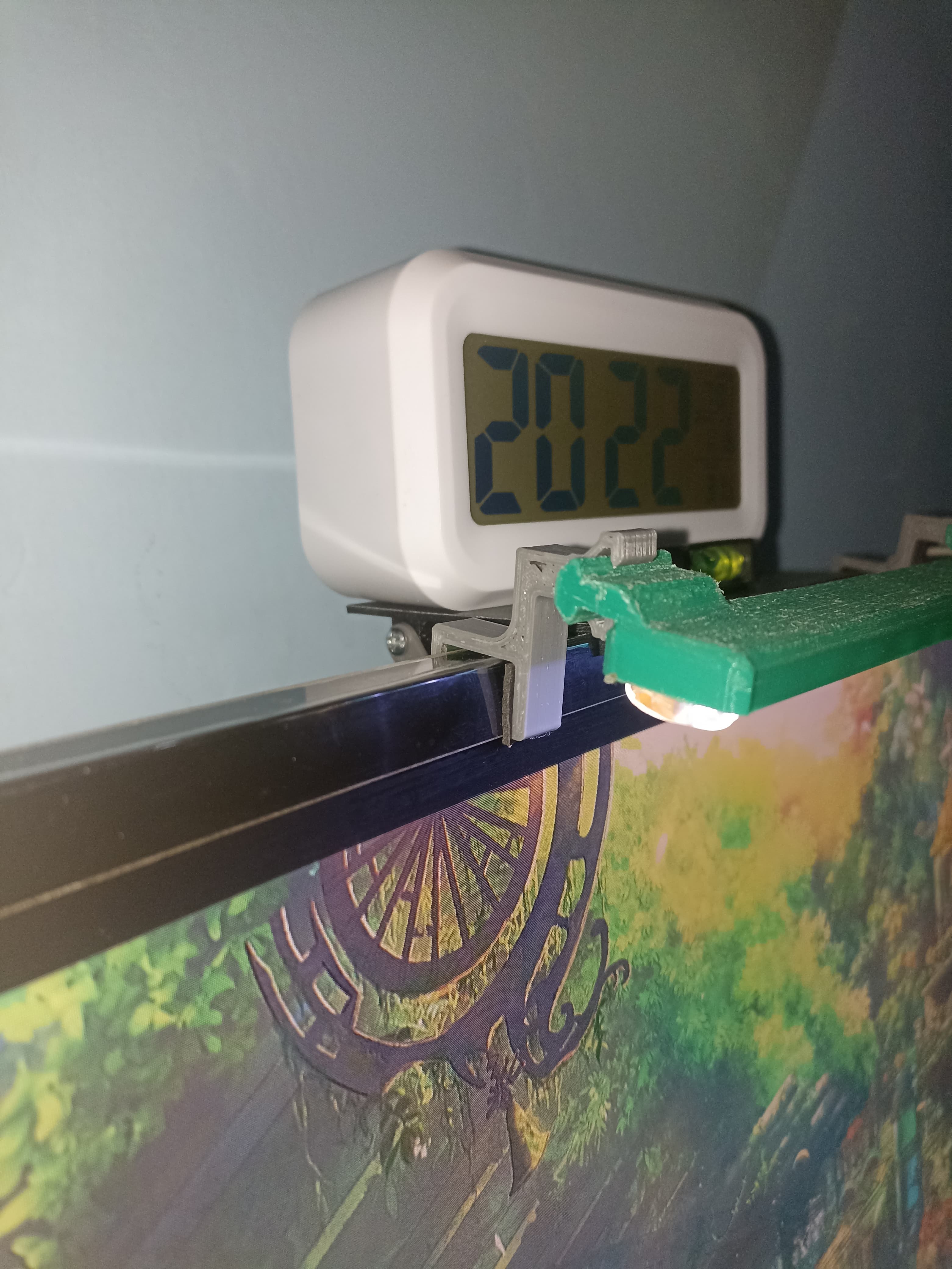 v-slot light monitor mount